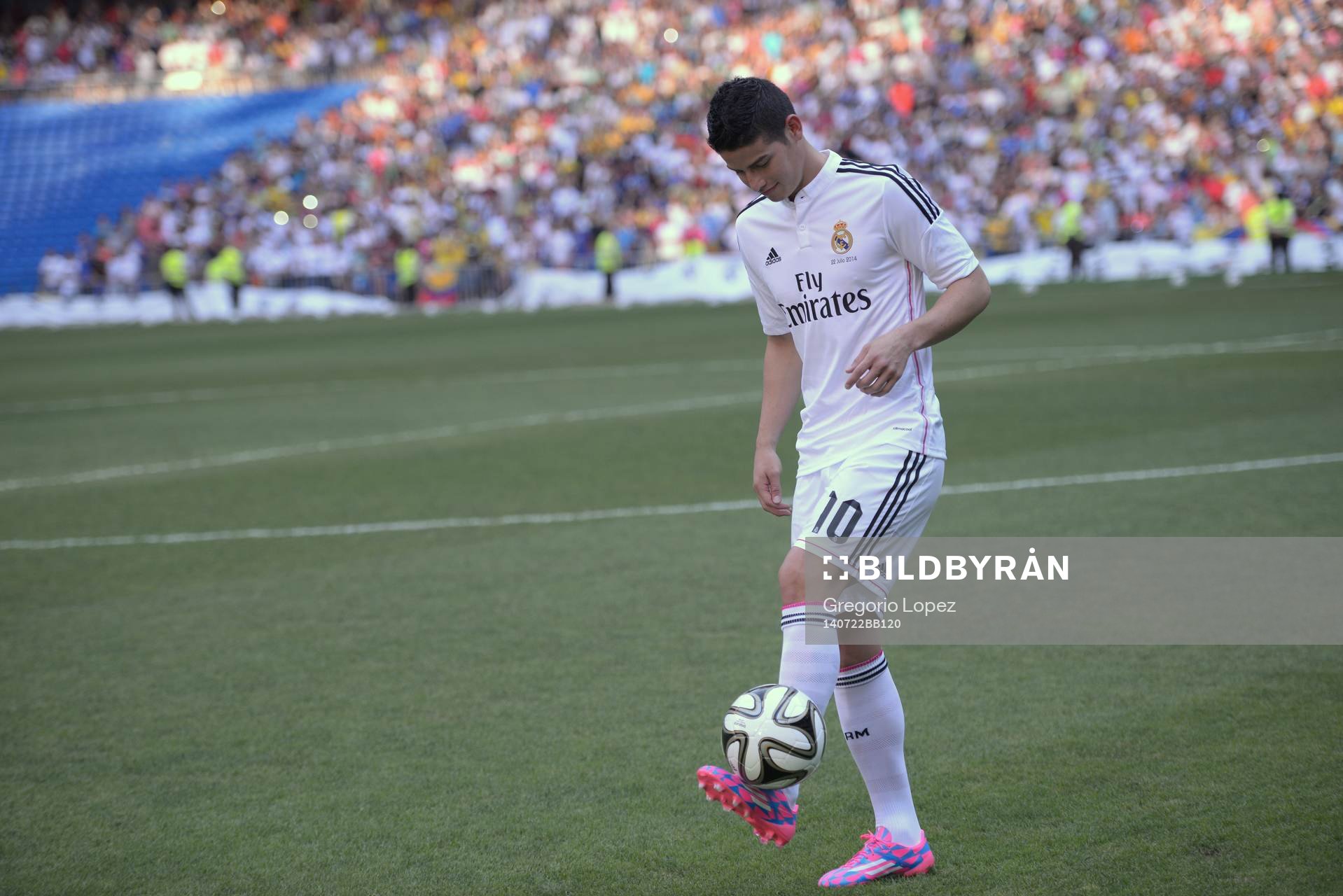 JAMES RODRIGUEZ Presentation at Real Madrid.Santiago