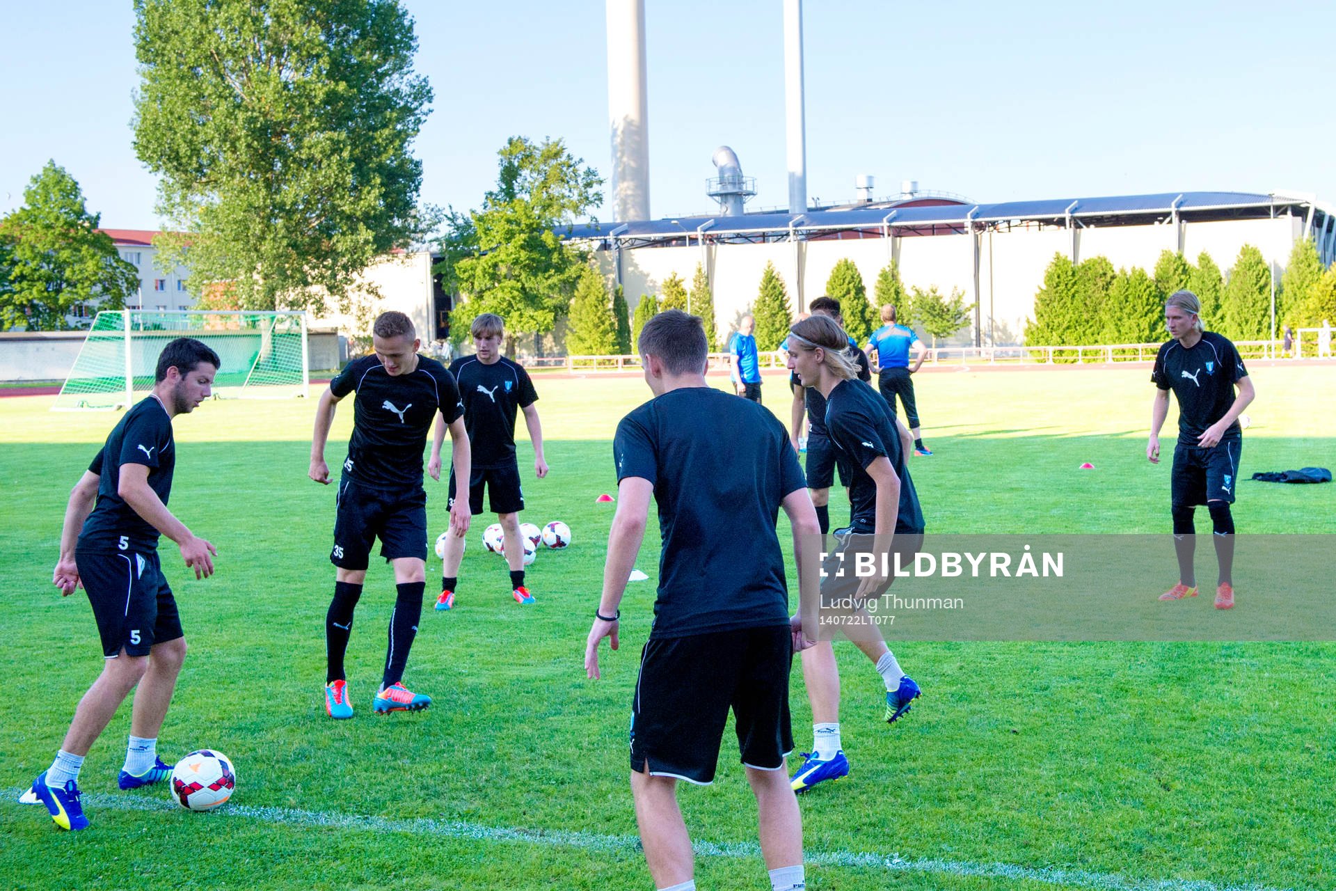 Spelarna värmer upp med Erdal Rakip (tv)