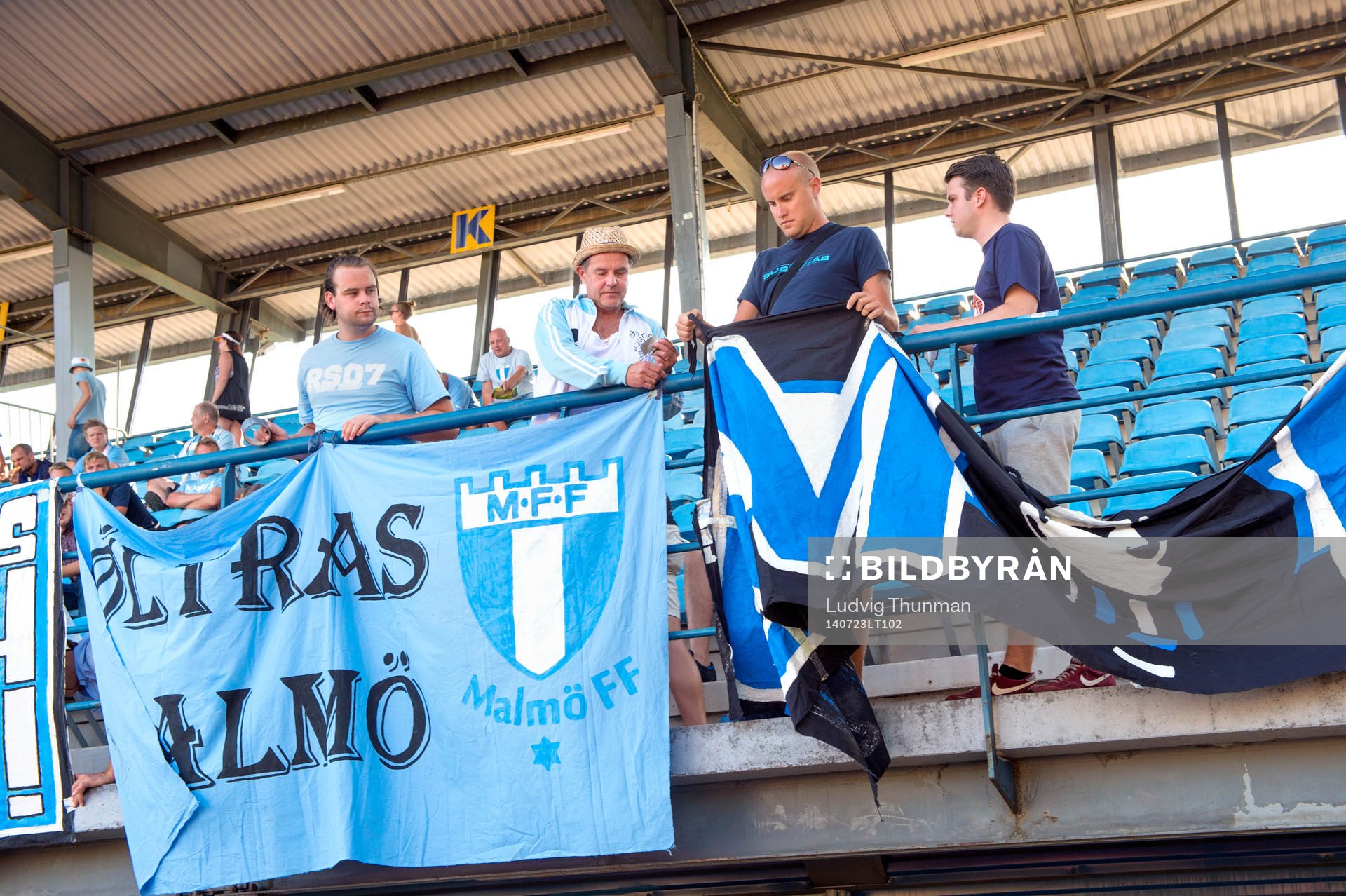 Malmö FFs supportrar hänger upp banderoller innan