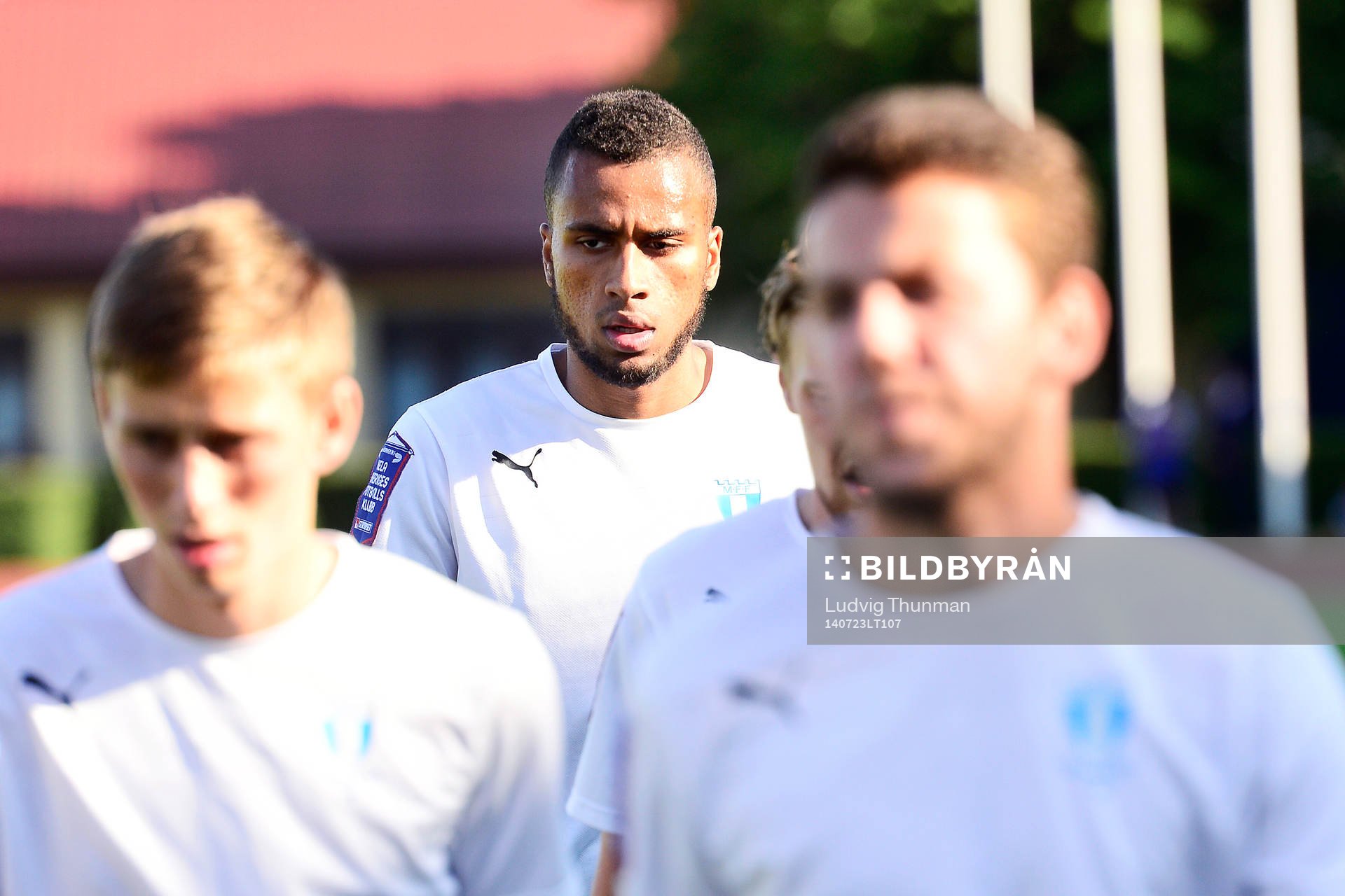 Malmö FFs Isaac Kiese Thelin värmer upp