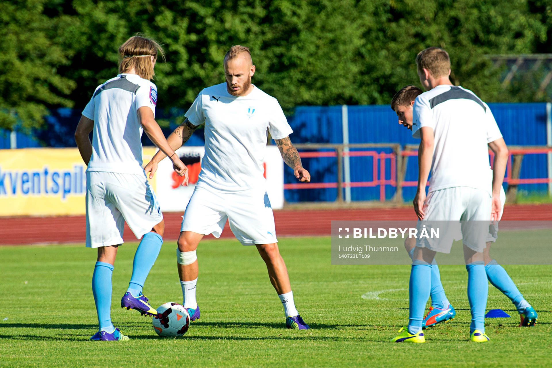 Malmö FFs Magnus Eriksson värmer upp inför kvalmatchen i Champions League mellan FK Ventspils och Malmö FF den 23 juli 2014 i Ventspils.