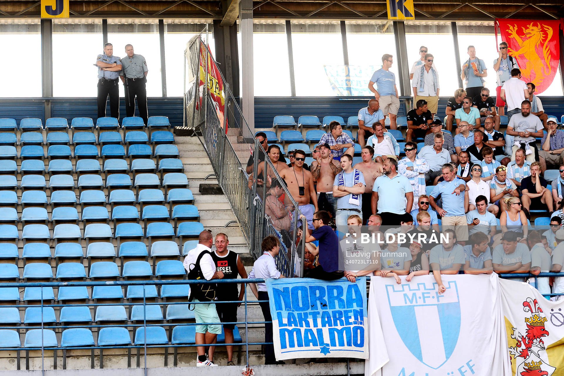 Ett galler separerar Malmö FFs supportrar från resten av