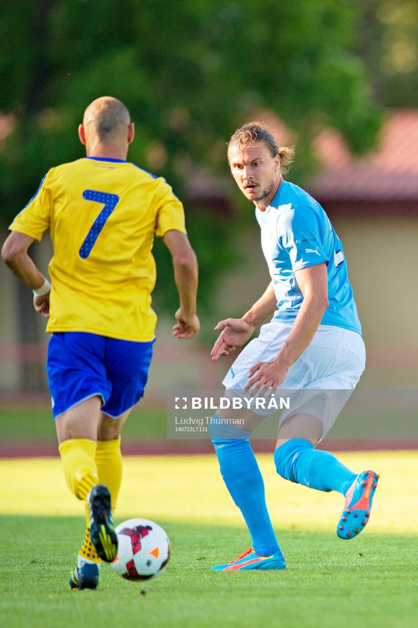 Malmö FFs Erik Johansson bevakar Ventspils Tornike Tarkhnishvili under kvalmatchen i Champions League mellan FK Ventspils och Malmö FF den 23 juli 2014 i Ventspils.