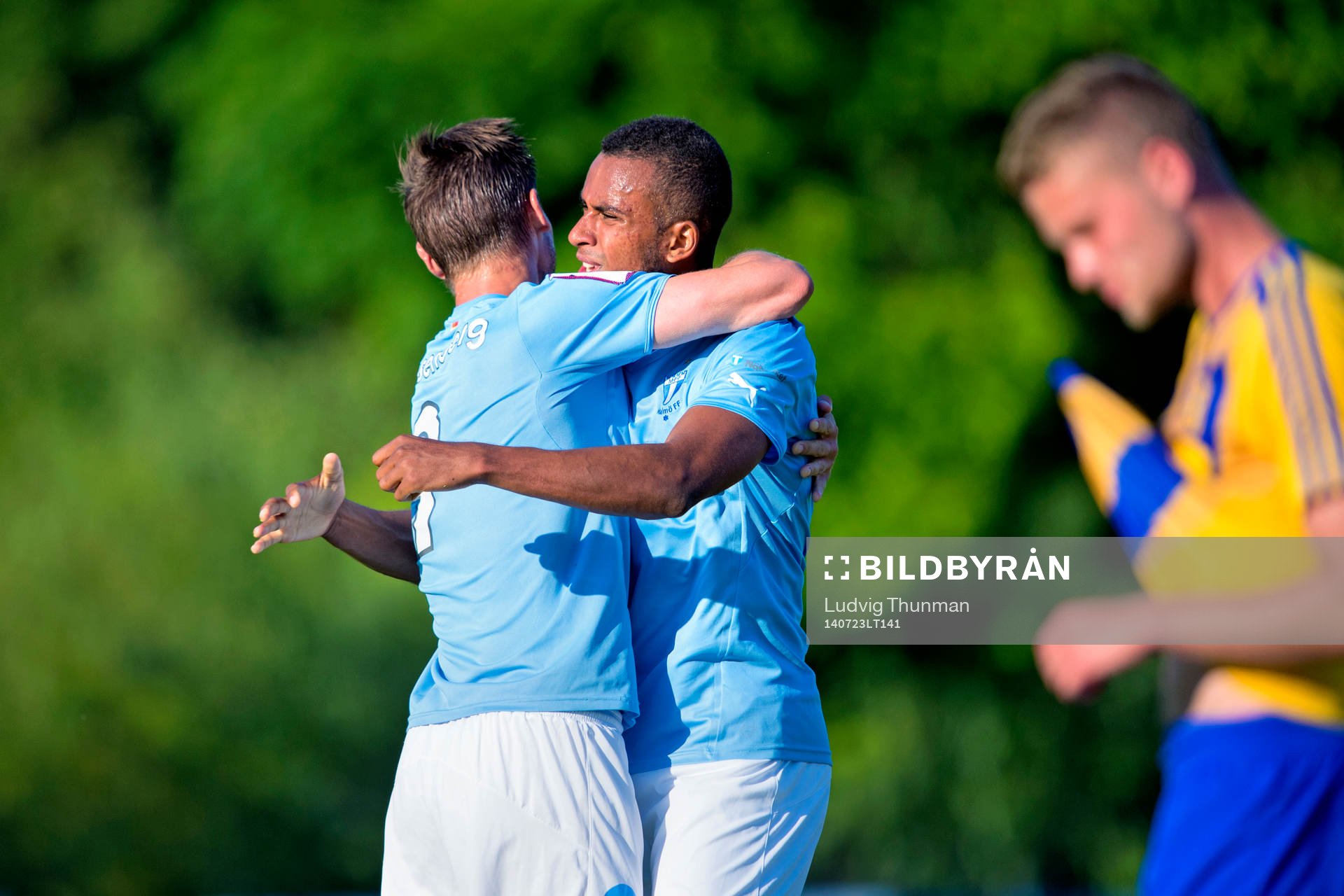 Malmö FFs Isaac Kiese Thelin jublar och gratuleras av