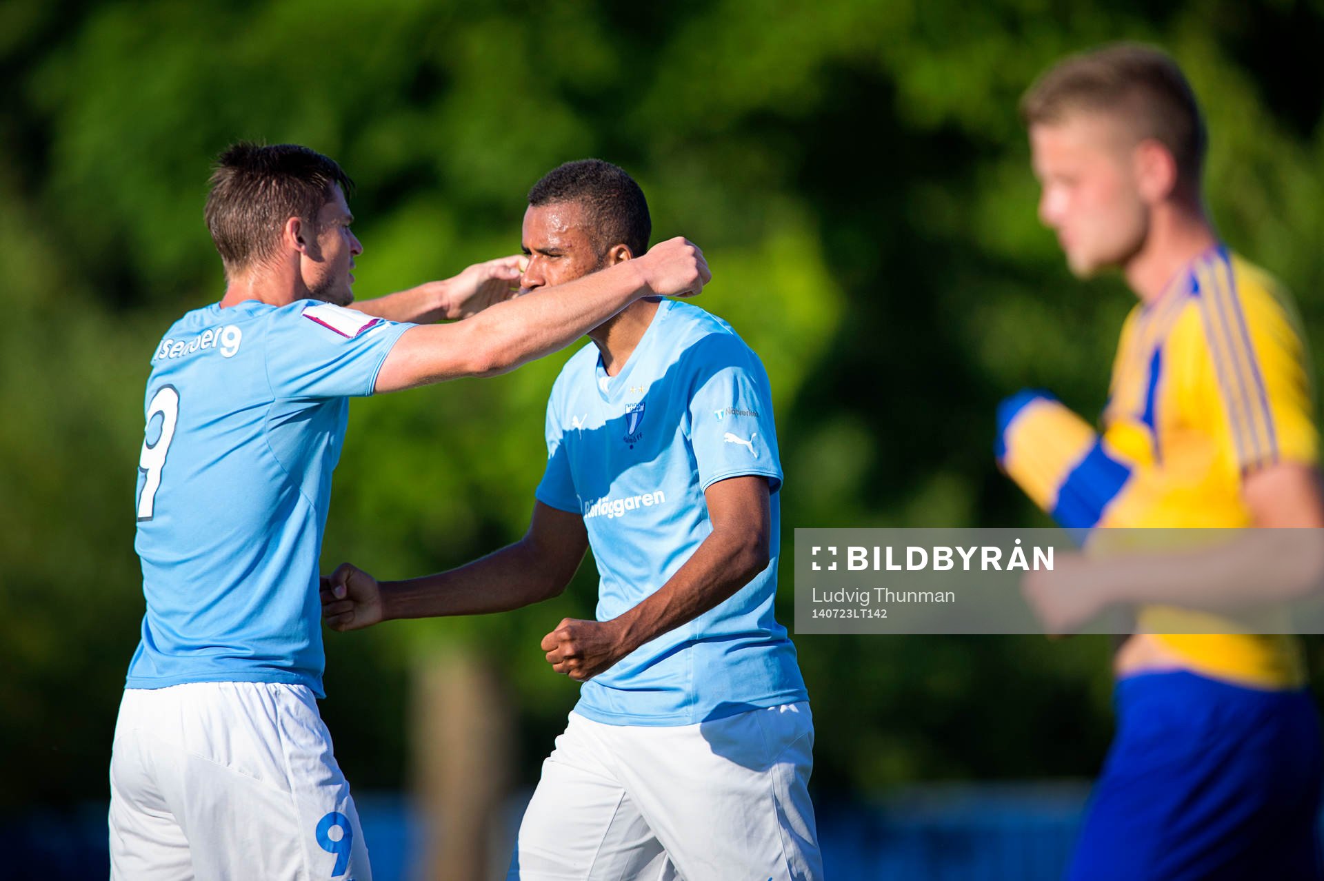 Malmö FFs Isaac Kiese Thelin jublar och gratuleras av