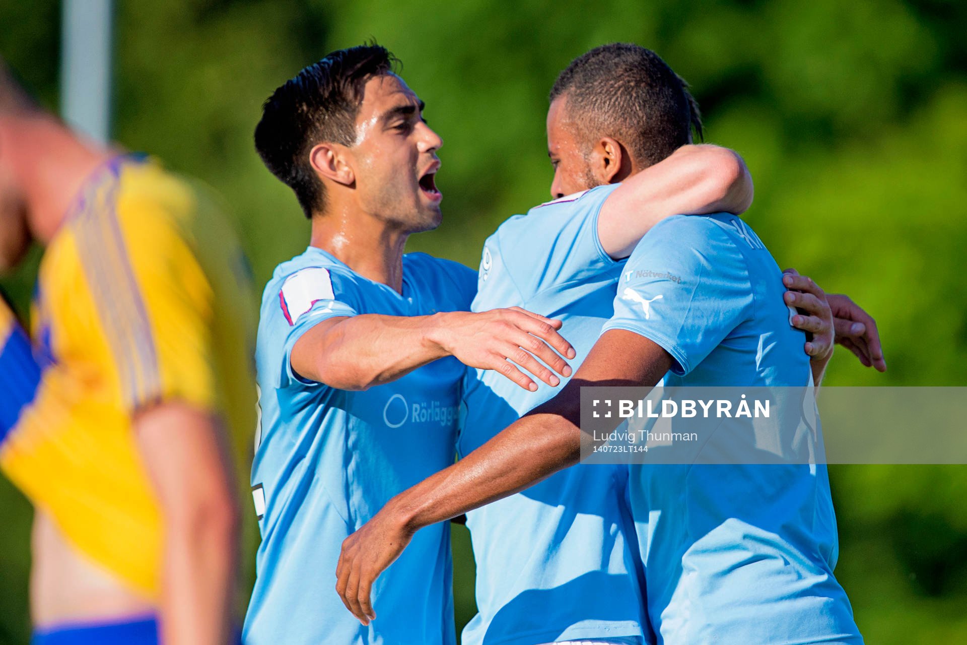 Malmö FFs Amin Nazari kramar om Isaac Kiese Thelin
