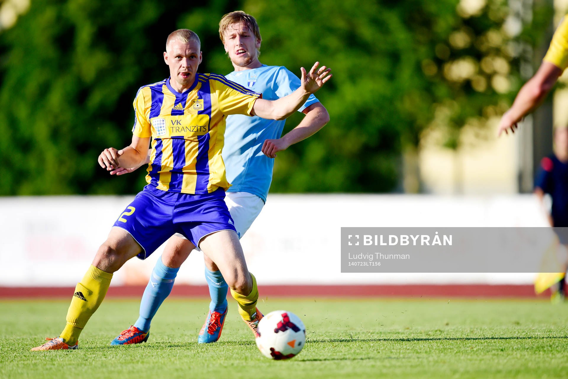 Ventspils Kaspars Dubra jagas av Malmö FFs Emil Forsberg
