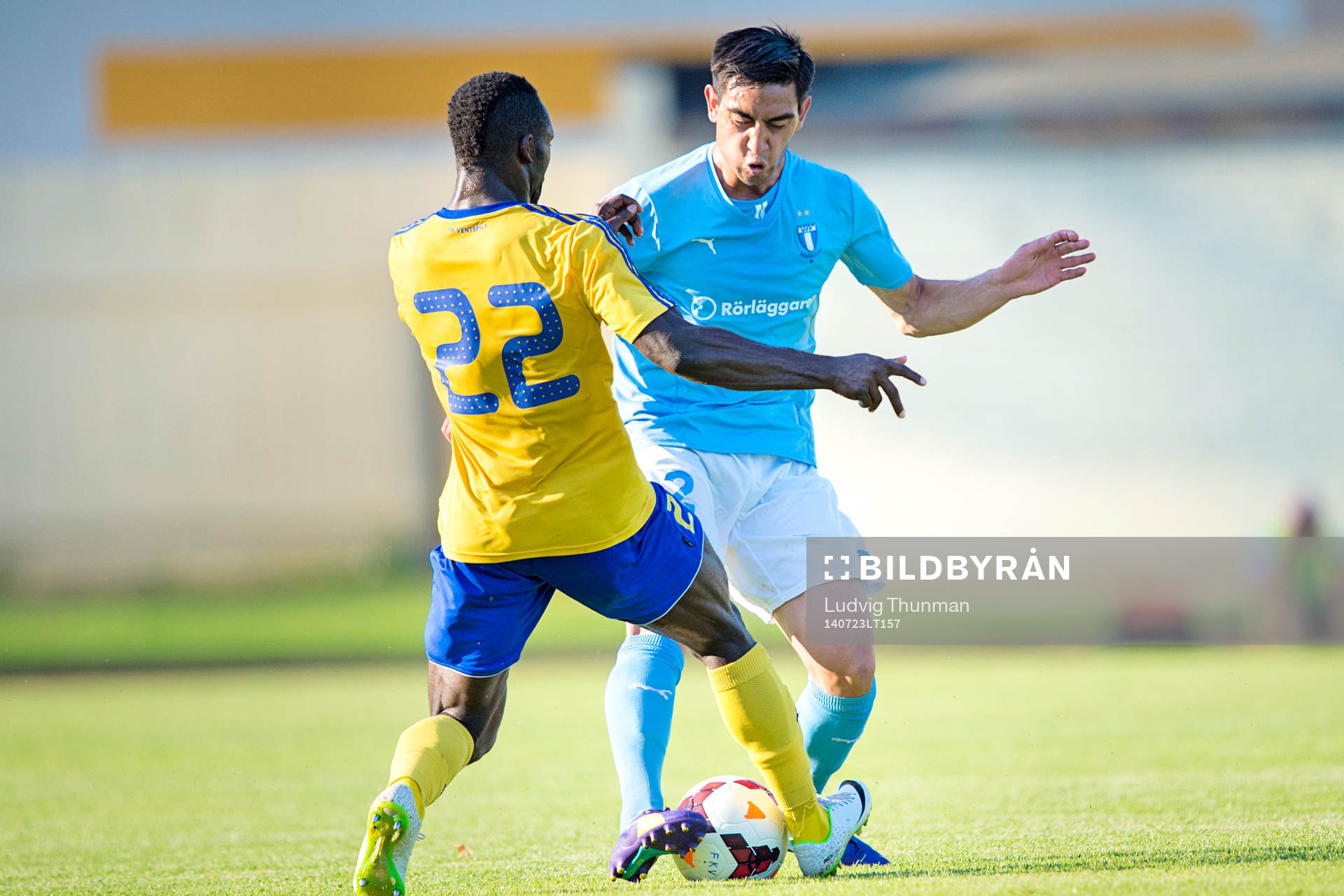 Malmö FFs Amin Nazari i kamp om bollen med Ventspils Ahmed