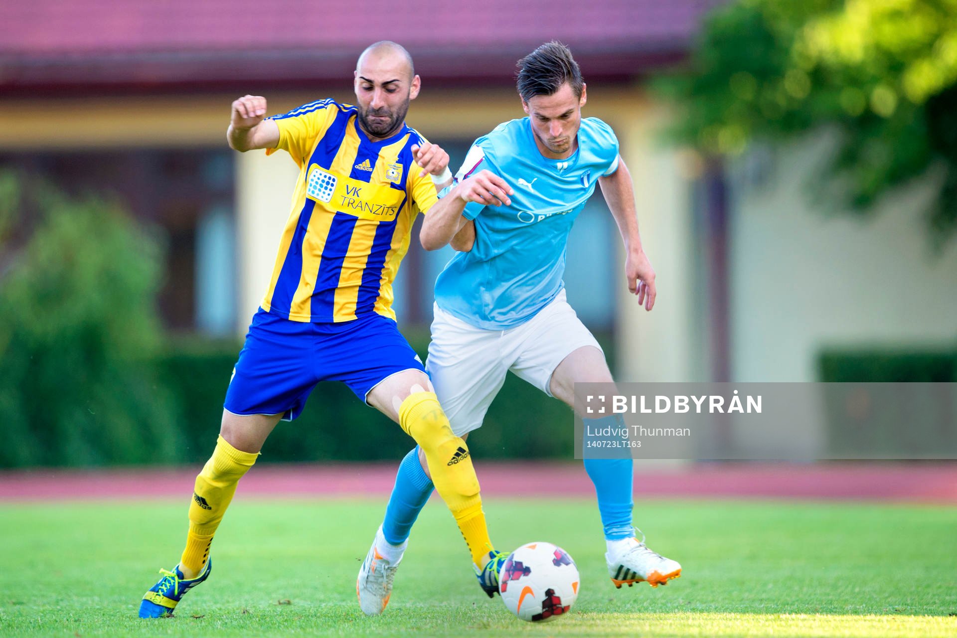 Ventspils Tornike Tarkhnishvili i kamp med Malmö FFs Markus Rosenberg under kvalmatchen i Champions League mellan FK Ventspils och Malmö FF den 23 juli 2014 i Ventspils.