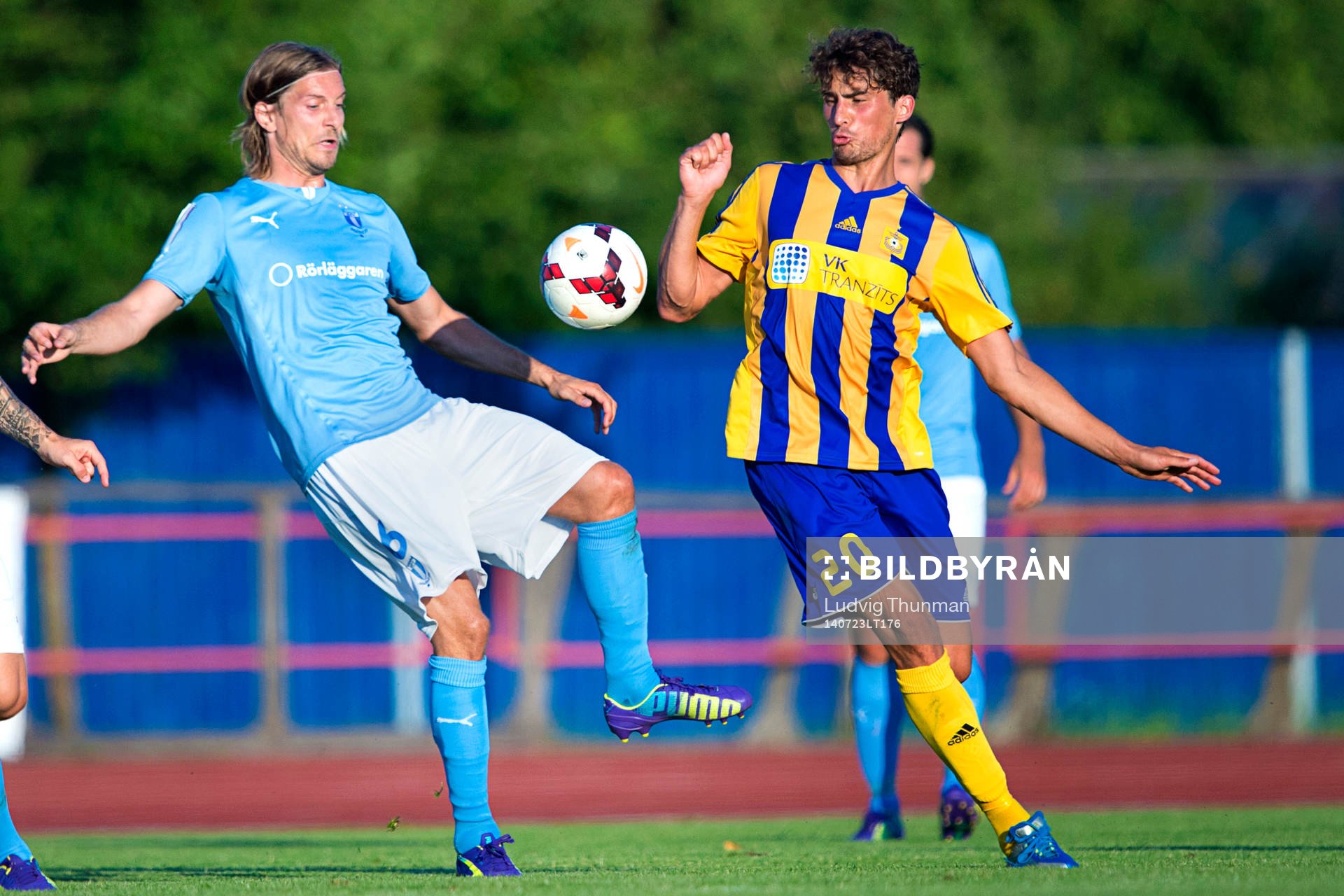 Malmö FFs Markus Halsti i kamp om bollen med Ventspils