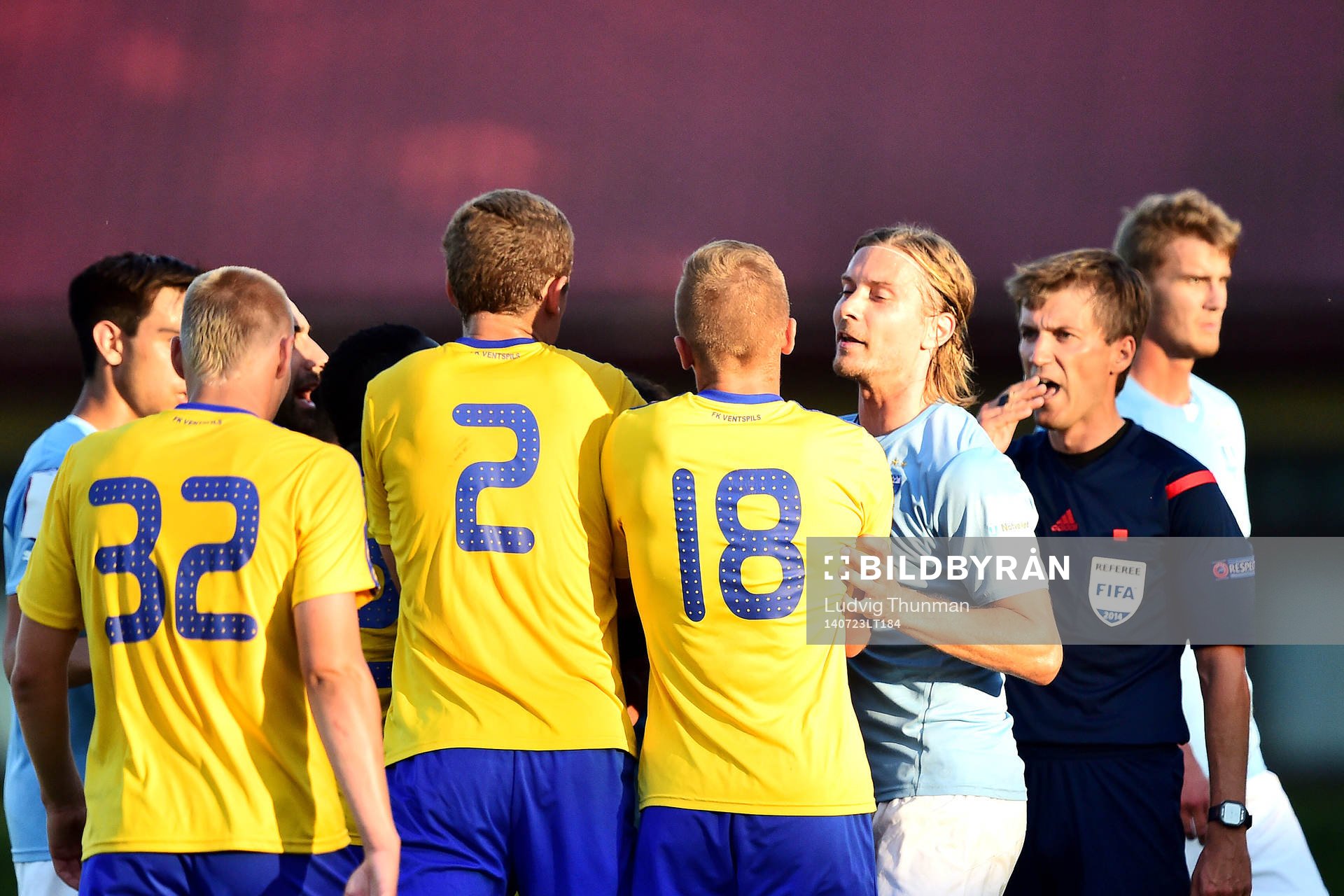 Malmö FFs Markus Halsti (höger) knuffas med Ventspils