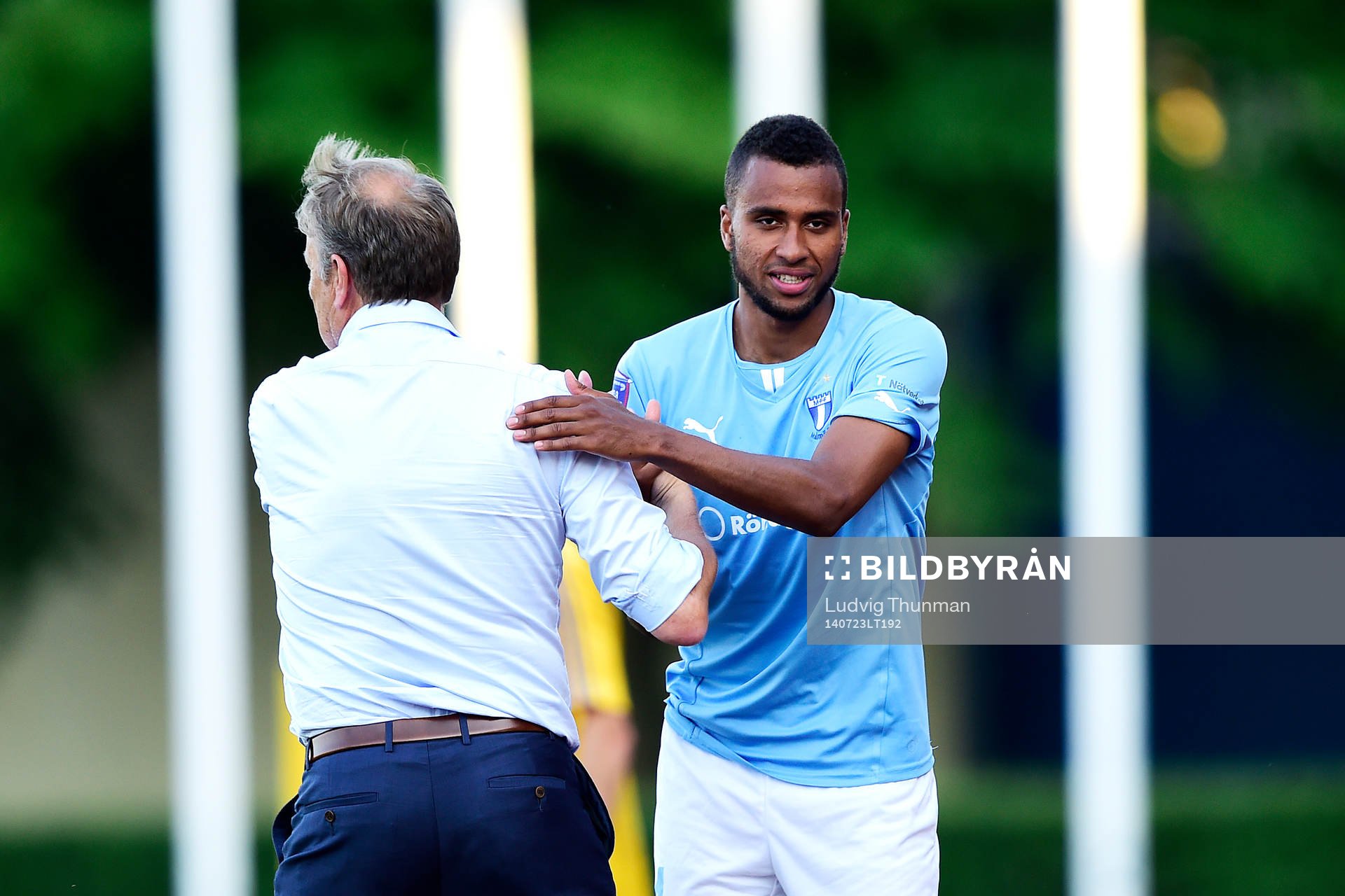Malmö FFs tränare Åge Hareide kramar om Isaac Kiese