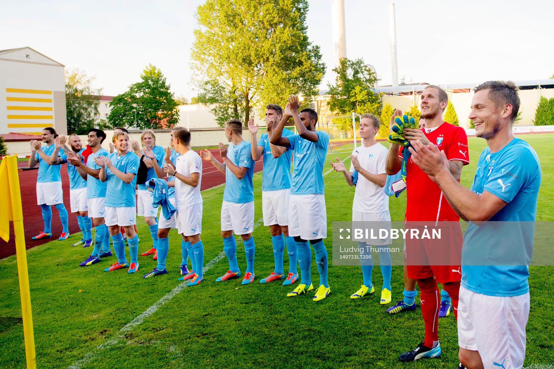 Malmö FFs spelare tackar klacken efter kvalmatchen i Champions League mellan FK Ventspils och Malmö FF den 23 juli 2014 i Ventspils. 