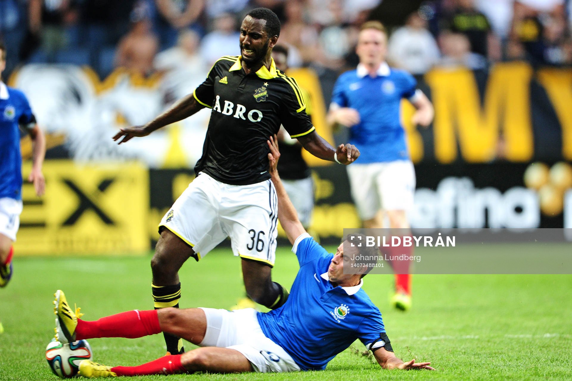 s Henok Goitom i kamp om bollen med Linfields Sean Ward