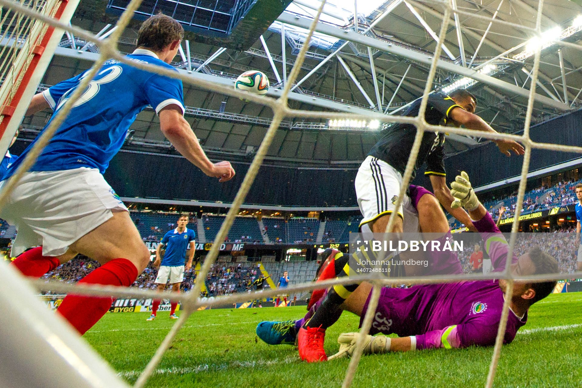 s Nabil Bahoui kolliderar med Linfields målvakt Jonny
