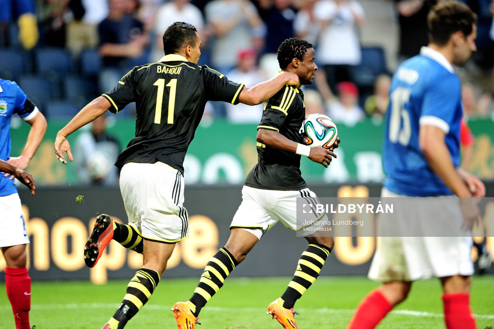s Nabil Bahoui gratulerar Kennedy Igboananike