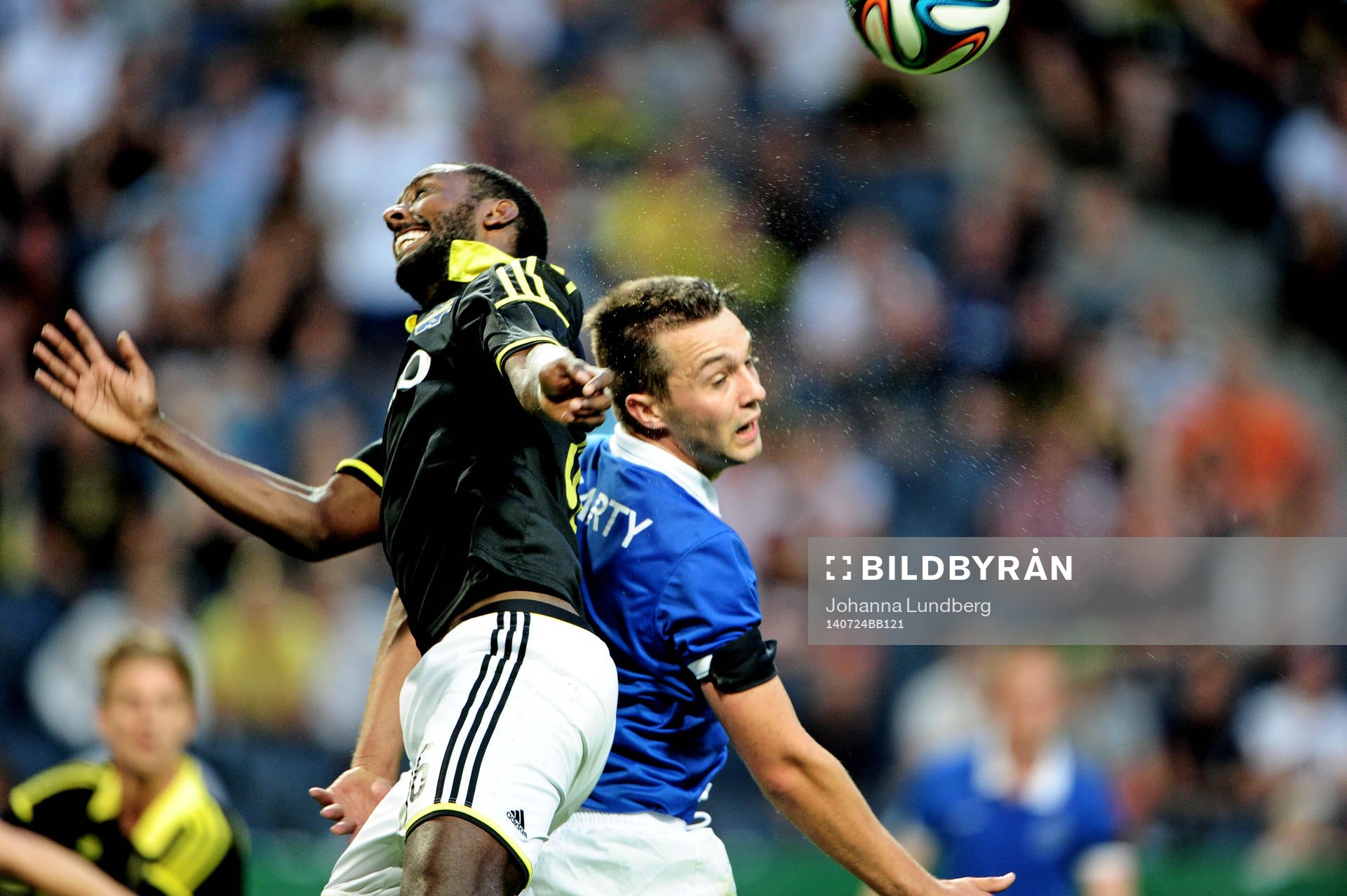 AIK:s Henok Goitom och Linfields Chris Hegarty under fotbollsmatchen i kvalet till Europa League mellan AIK och Linfield den 24 juli 2014 i Stockholm.