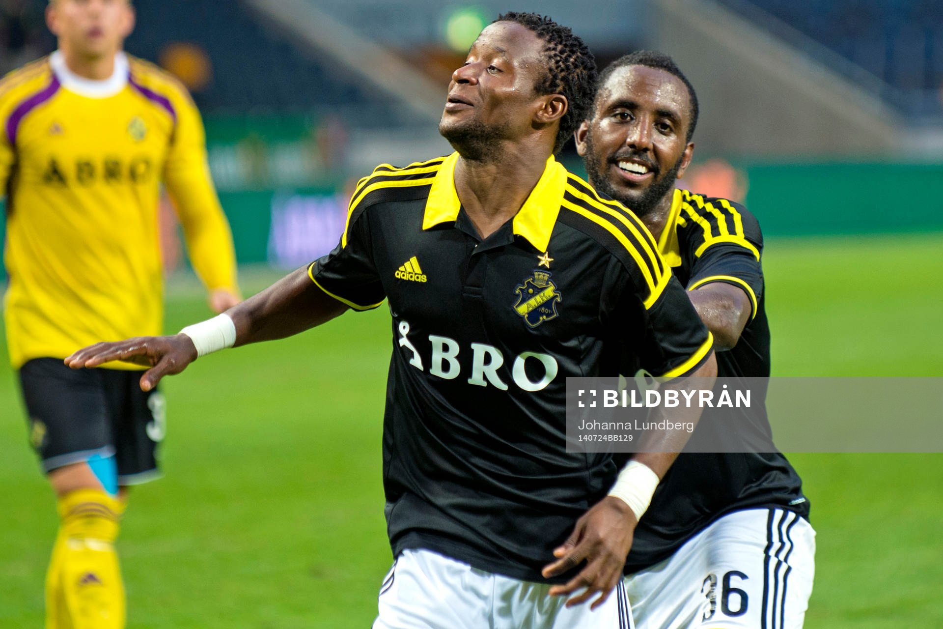 s Henok Goitom och Kennedy Igboananike jublar