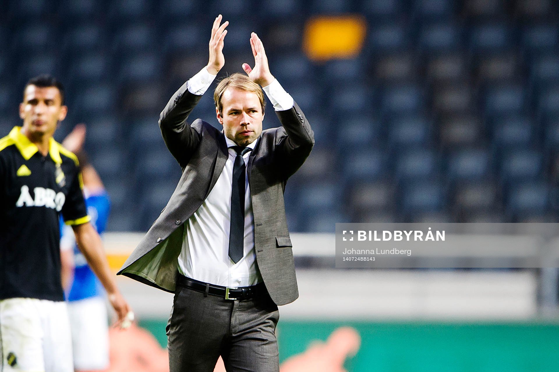 AIK:s tränare Andreas Alm tackar publiken efter fotbollsmatchen i kvalet till Europa League mellan AIK och Linfield den 24 juli 2014 i Stockholm.