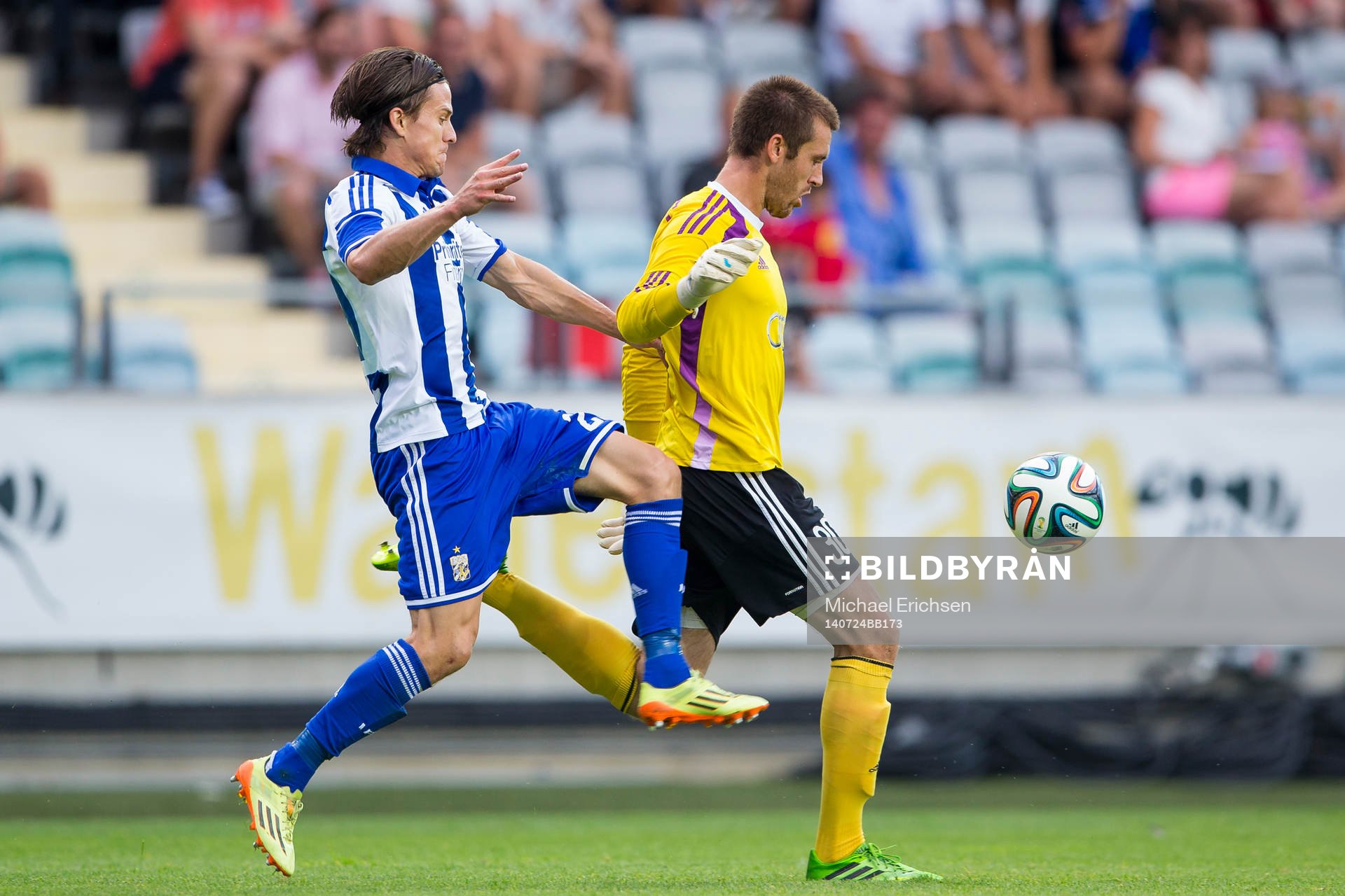 IFK Göteborgs Lasse Vibe jagar Györis målvakt Milos Kosic