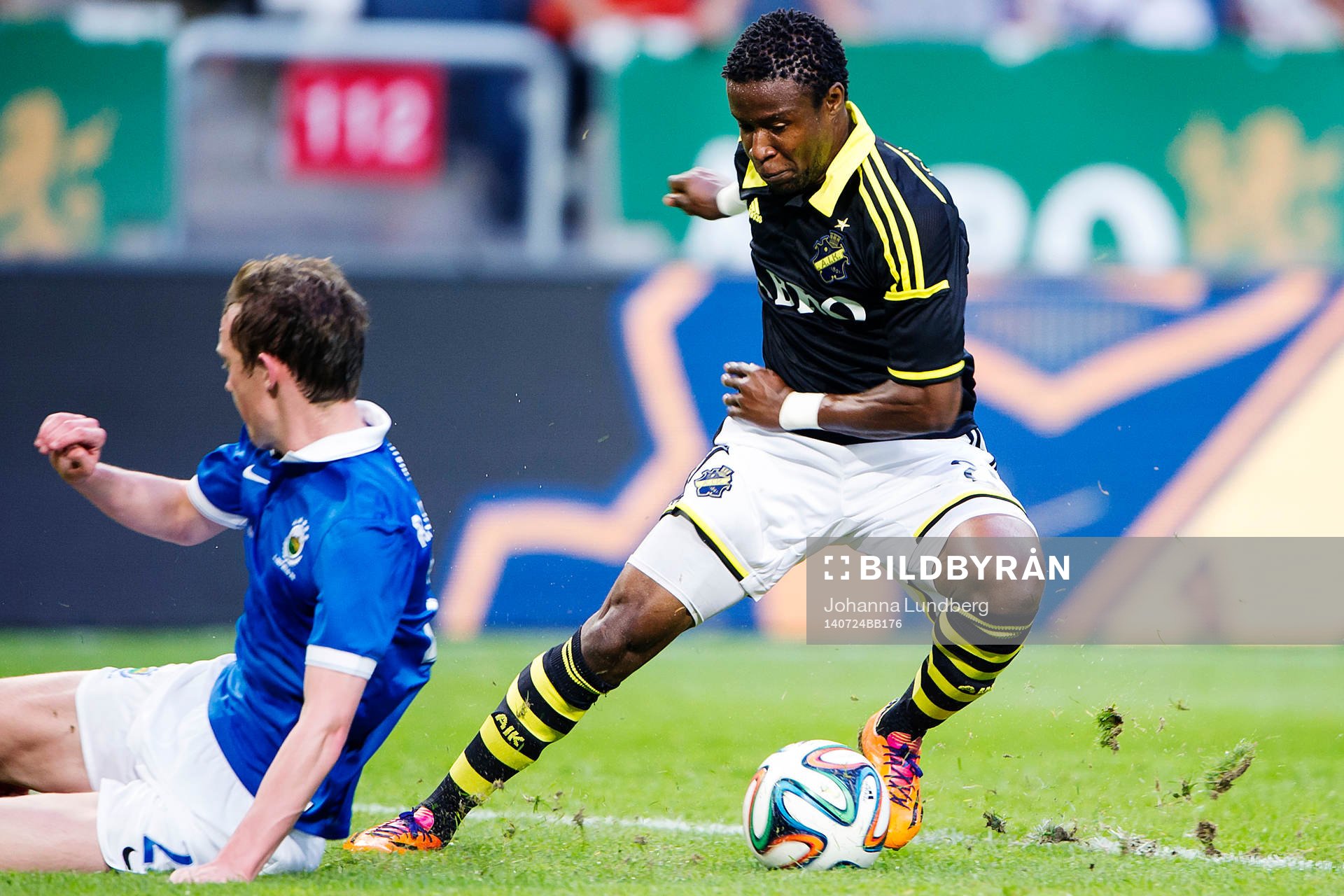 s Kennedy Igboananike fintar undan Linfields Reece