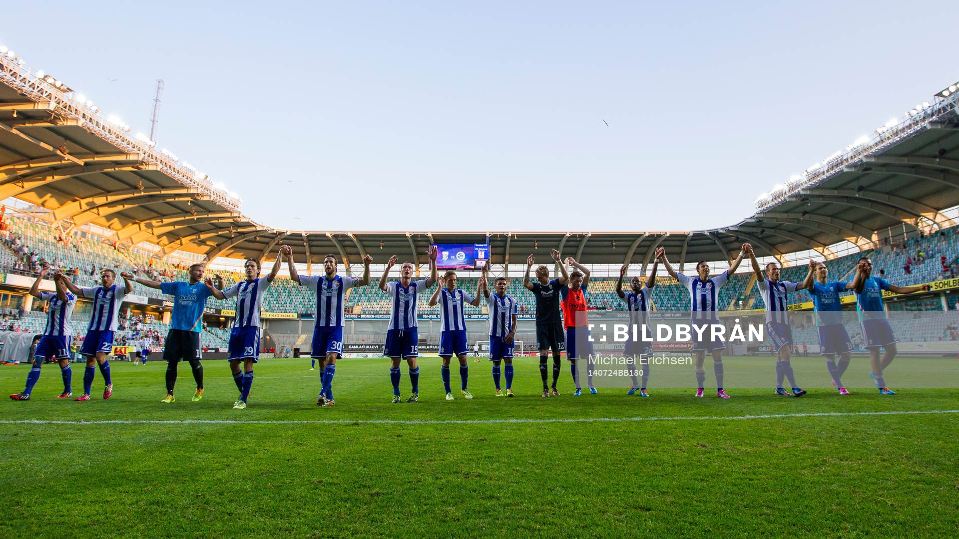 IFK Göteborg tackar klacken efter fotbollsmatchen i kvalet till Europa League mellan IFK Göteborg - Györi den 24 Juli 2014 i GÖTEBORG.
