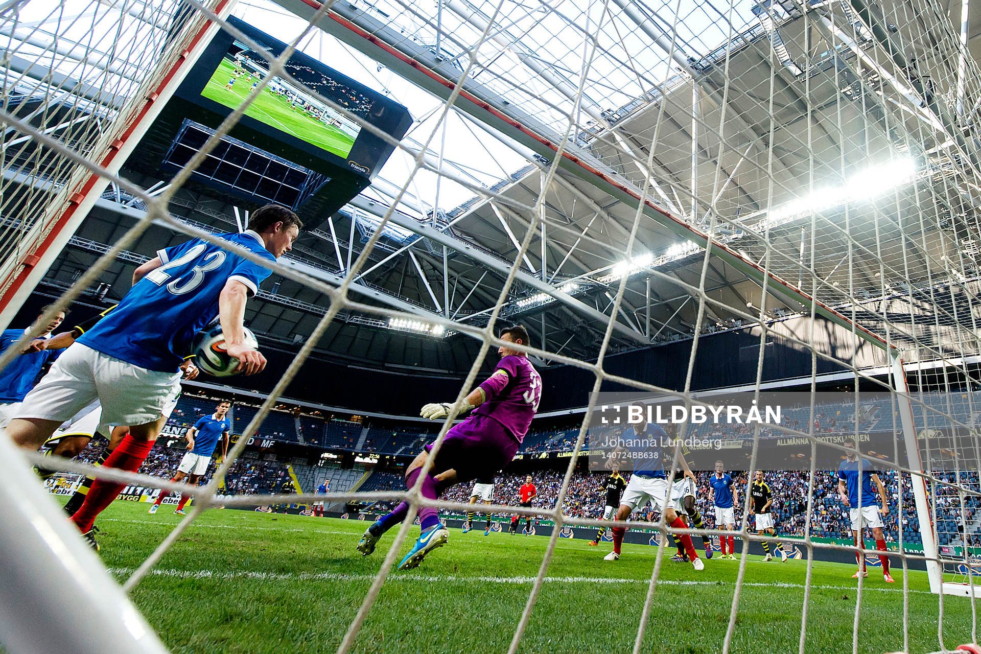 AIK:s spelare blir upprörda efter att Linfields Reece Glendinning fått bollen på handen i straffområdet under fotbollsmatchen i kvalet till Europa League mellan AIK och Linfield den 24 juli 2014 i Stockholm.