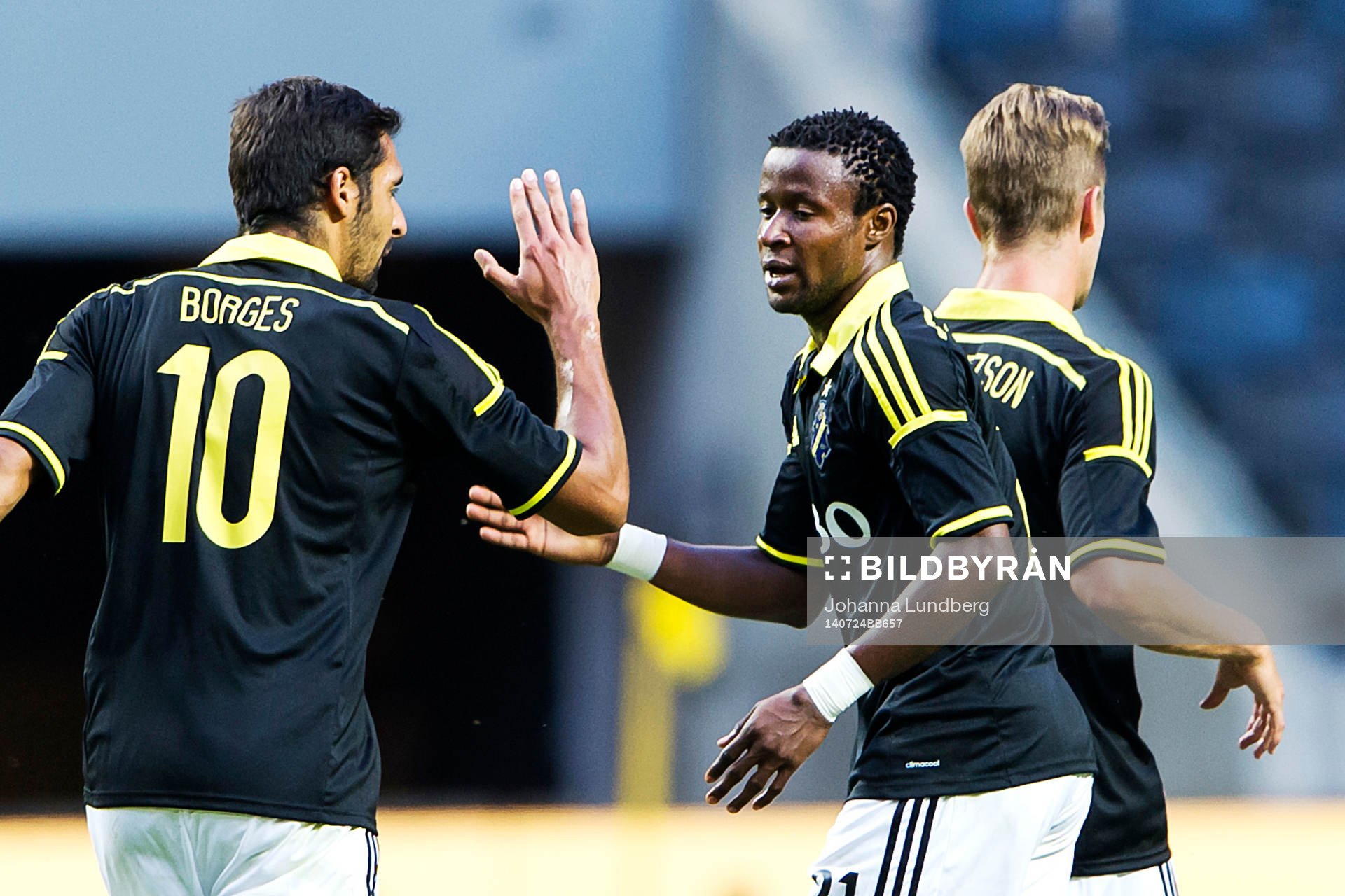 s Celso Borges ger Kennedy Igboananike en high five