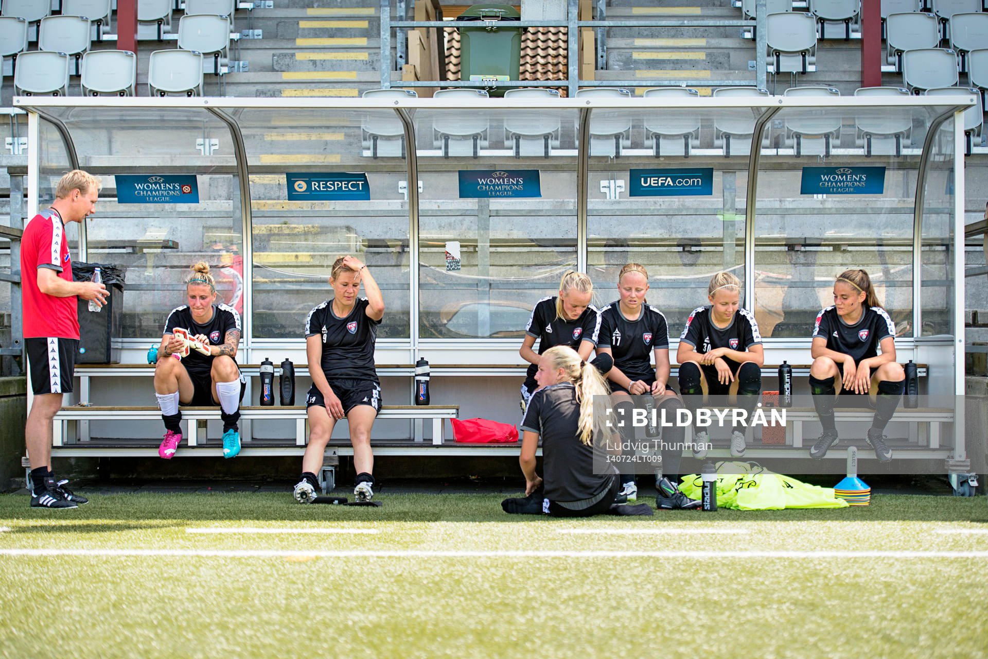 FC Rosengårds spelare pustar ut på bänken