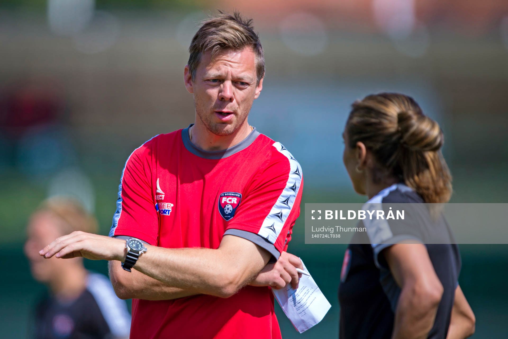 Rosengårds tränare Markus Tilly pratar med Marta Vieira