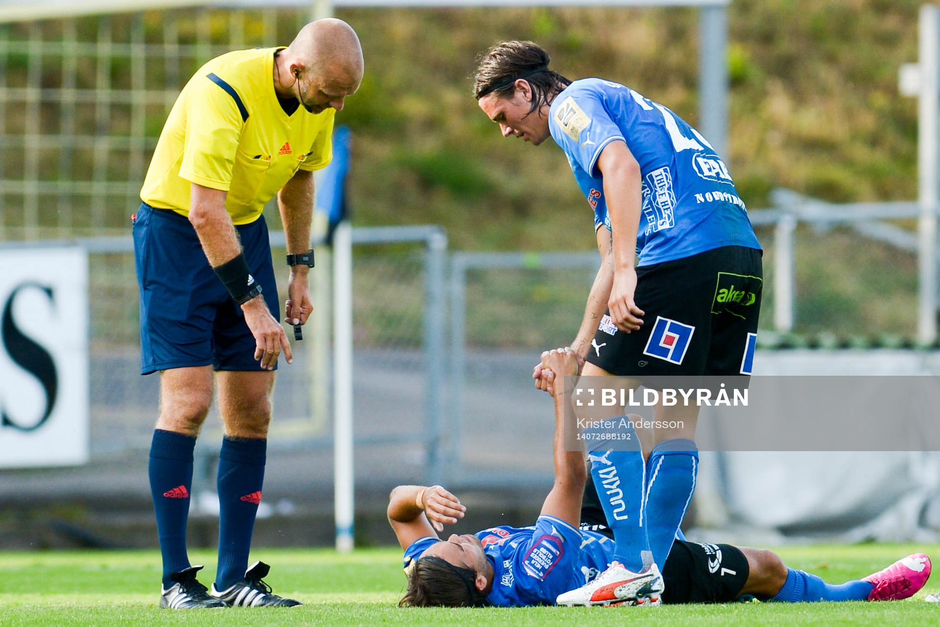 Halmstads Kristinn Steindorsson ligger skadad på gräset