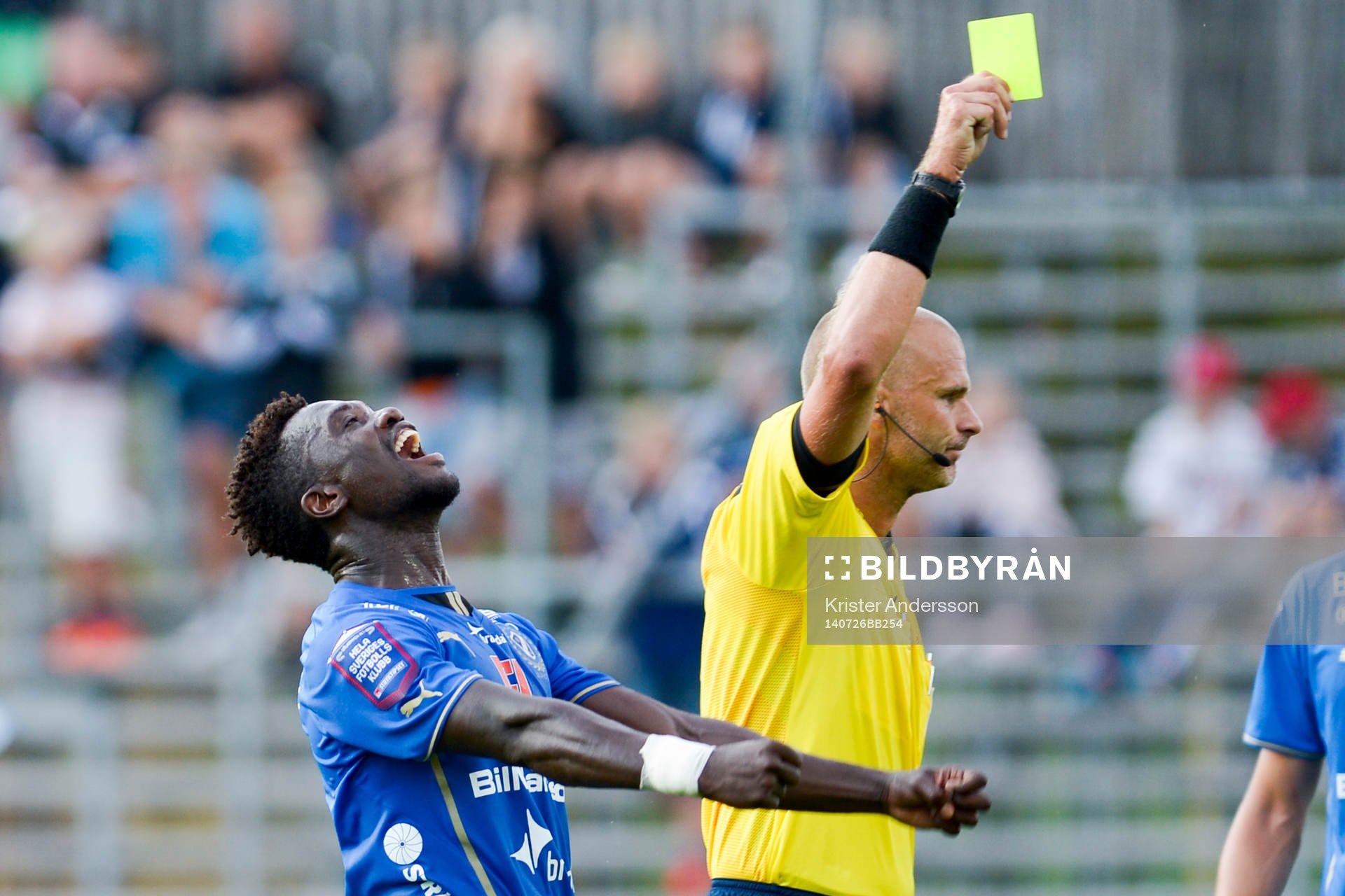 Domare Michael Lerjéus varnar Halmstads King Osei Gyan