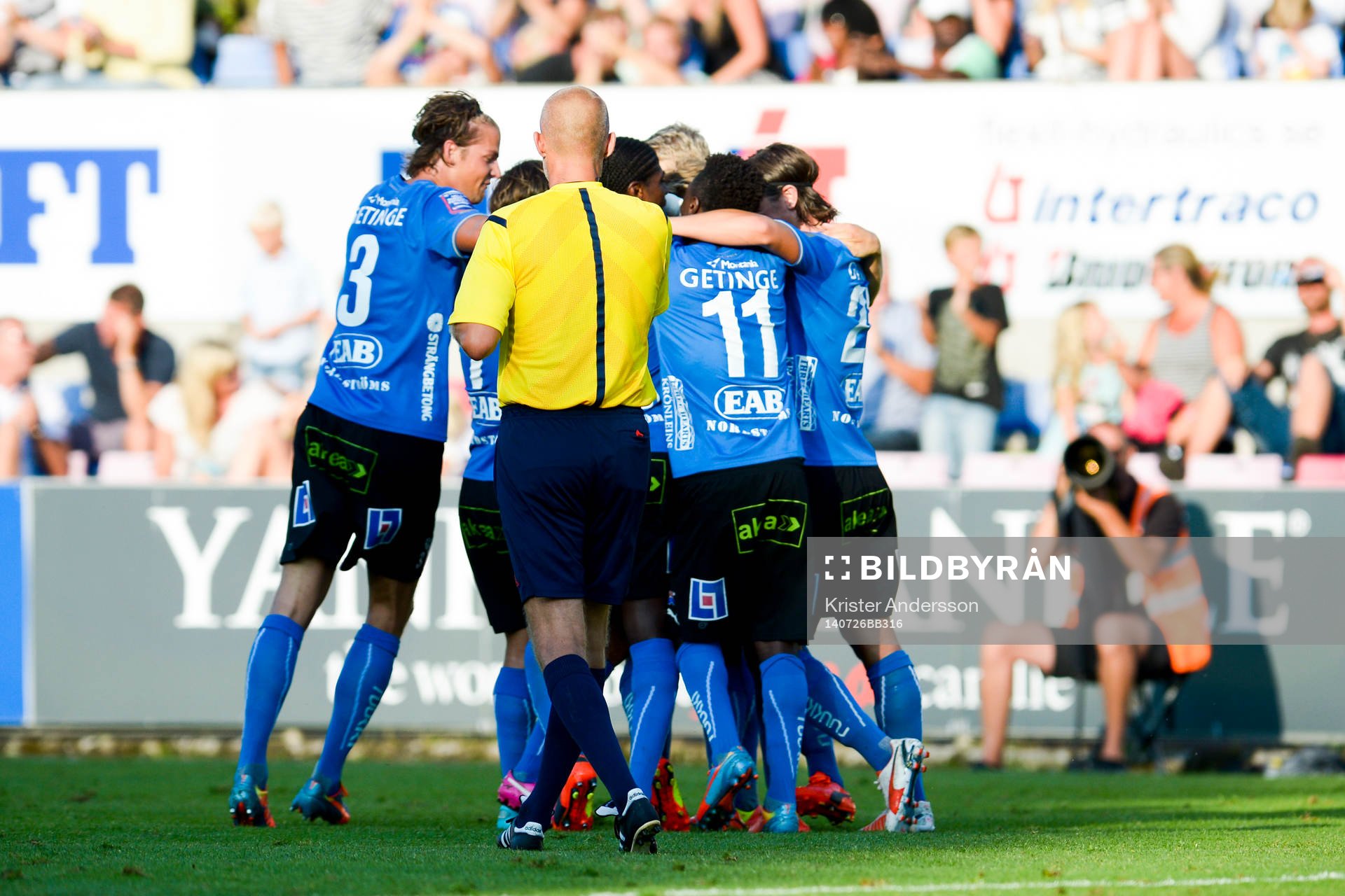 Halmstads spelare samlas och firar 2-0 genom Antonio Rojas