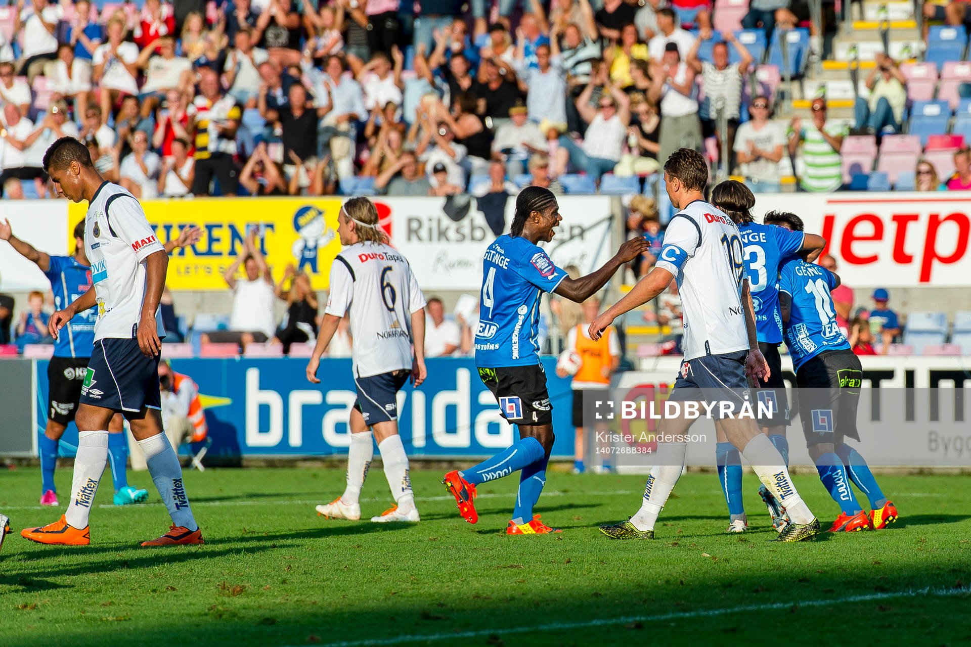 Halmstads Antonio Rojas har ökat på till 2-0 och jublar