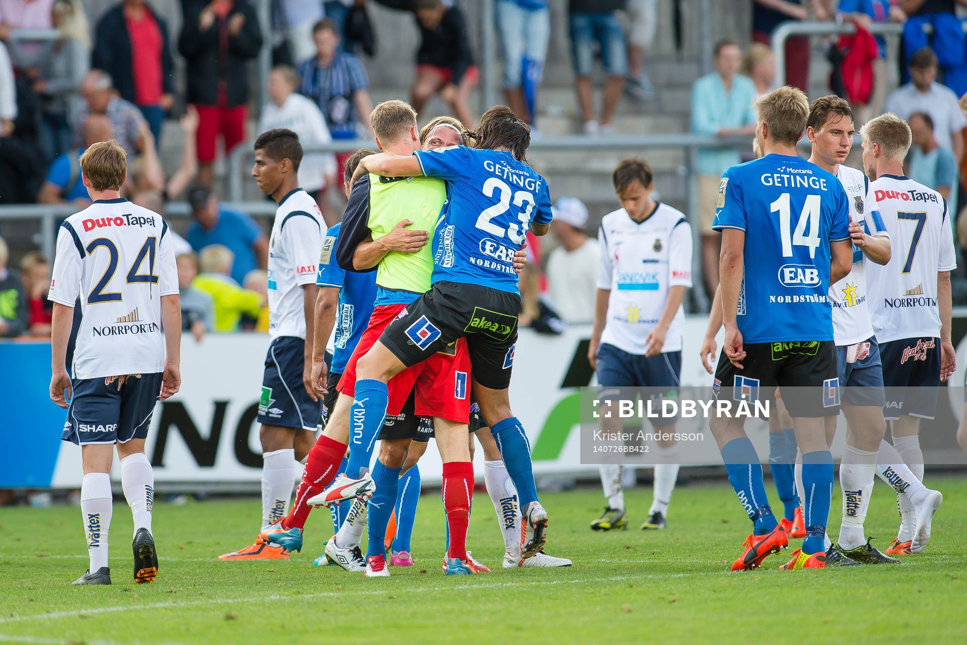 Halmstads spelare jublar medans Gefle spelarna deppar