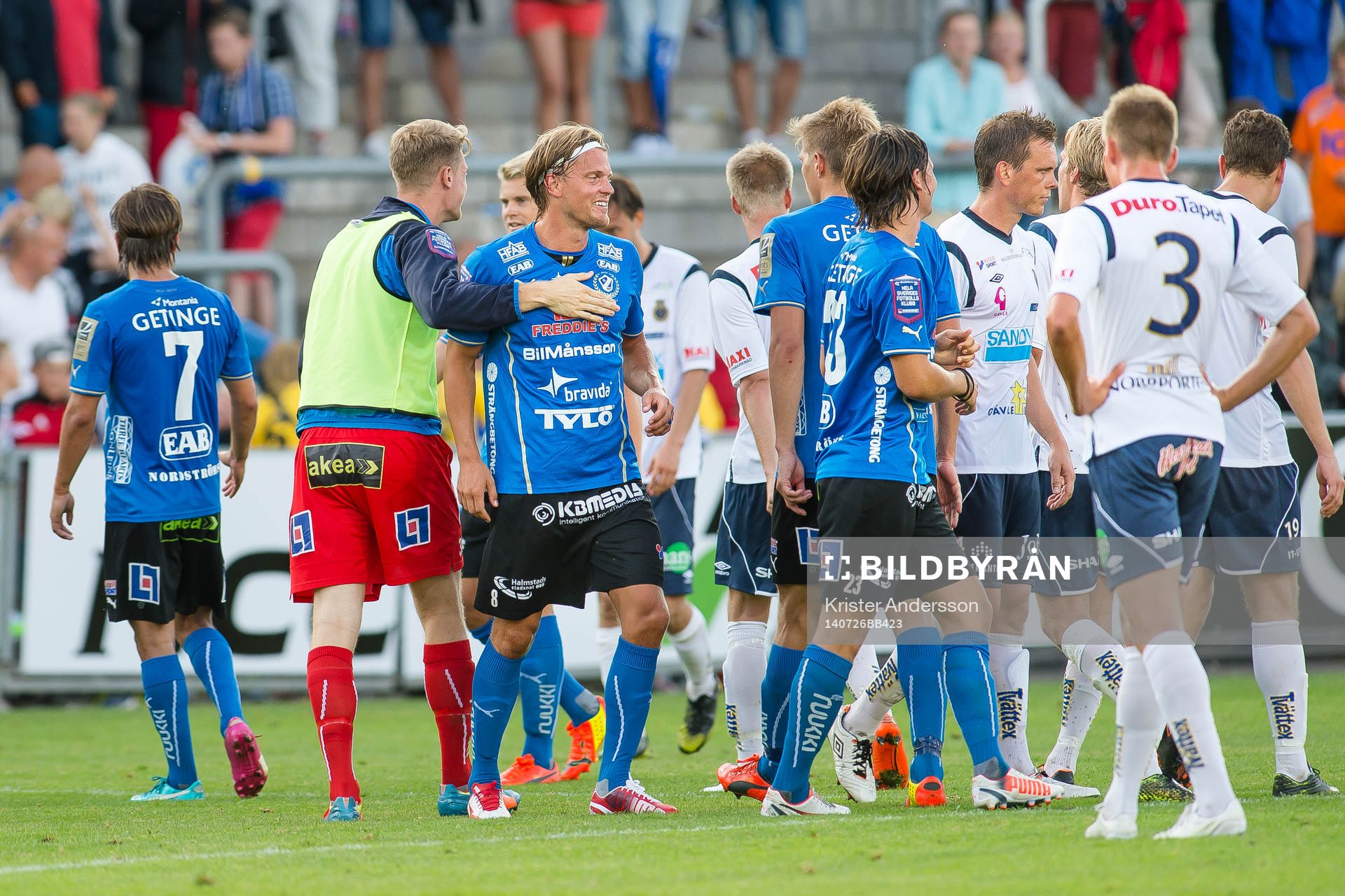 Halmstads spelare jublar medans Gefle spelarna deppar