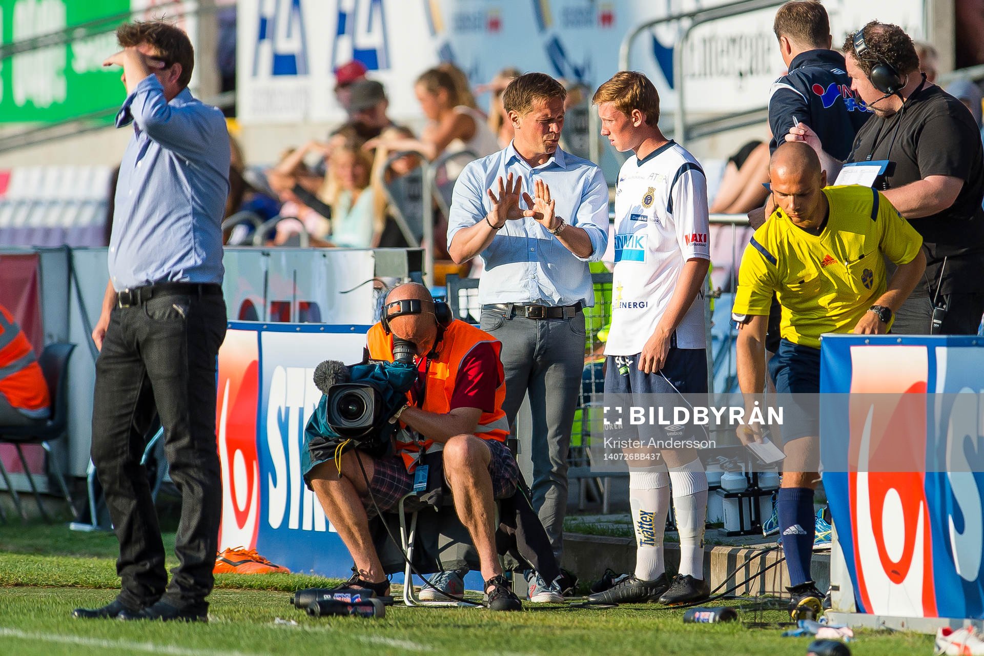 Gefles tränare Roger Sandberg instruerar