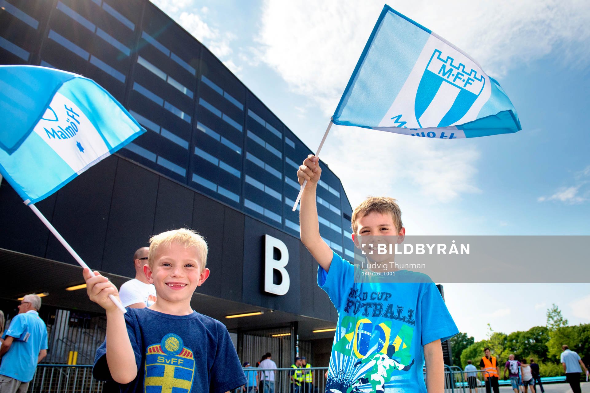 Två unga Malmö supportrar med flaggor