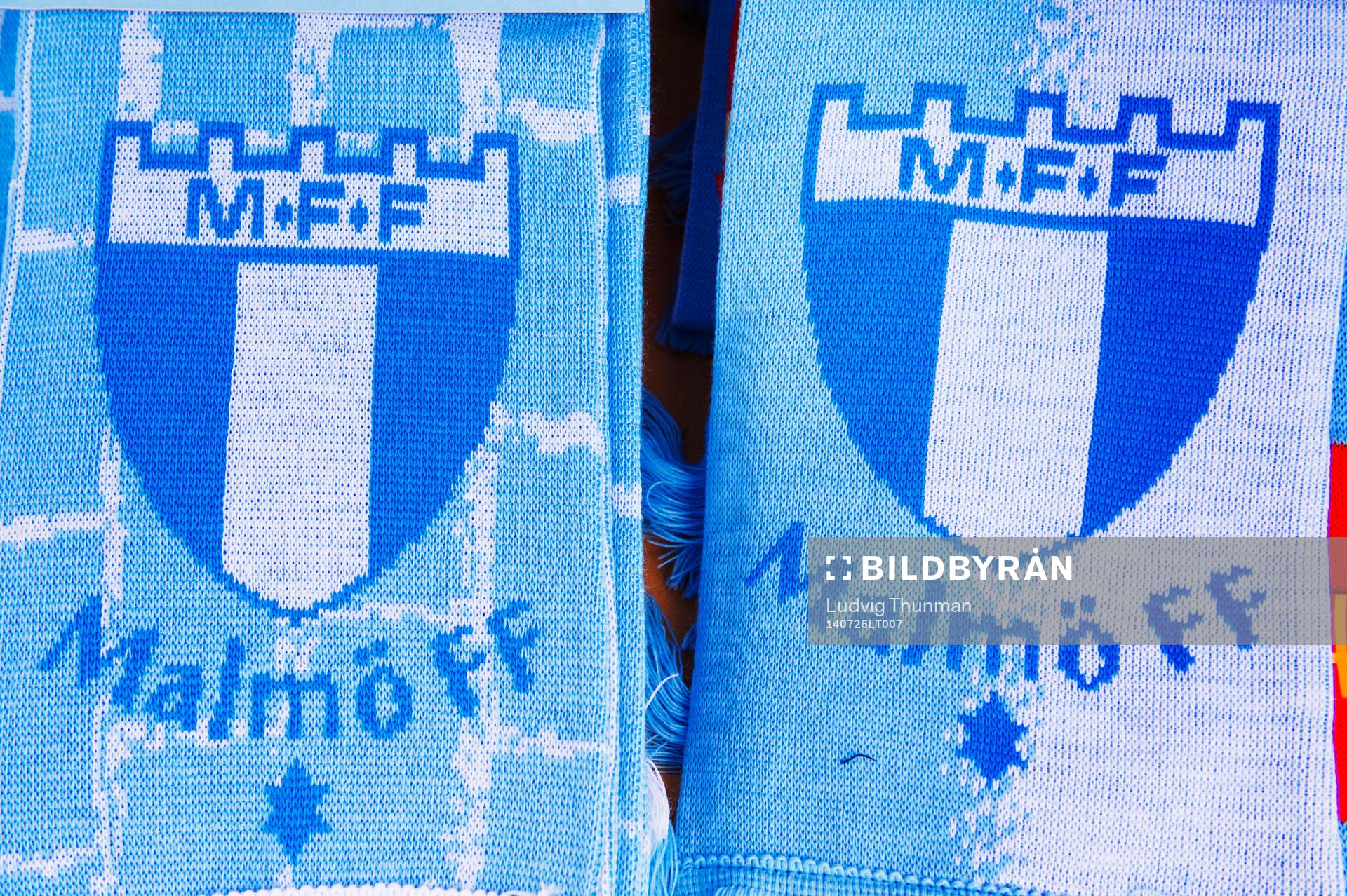 Två Malmö FF supporterhalsdukar