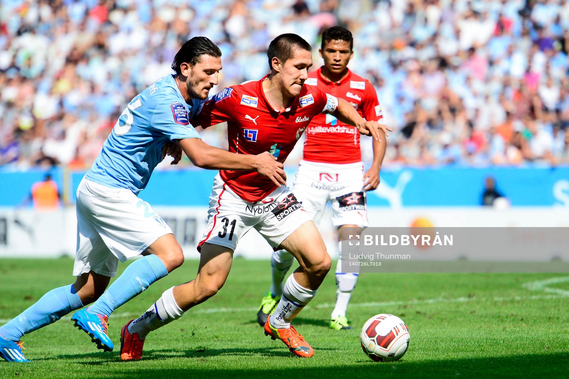 Malmö FFs Agon Mehmeti i kamp om bollen med Kalmars Sebastian Ramhorn under matchen i Allsvenskan mellan Malmö FF och Kalmar den 26 juli 2014 i Malmö.