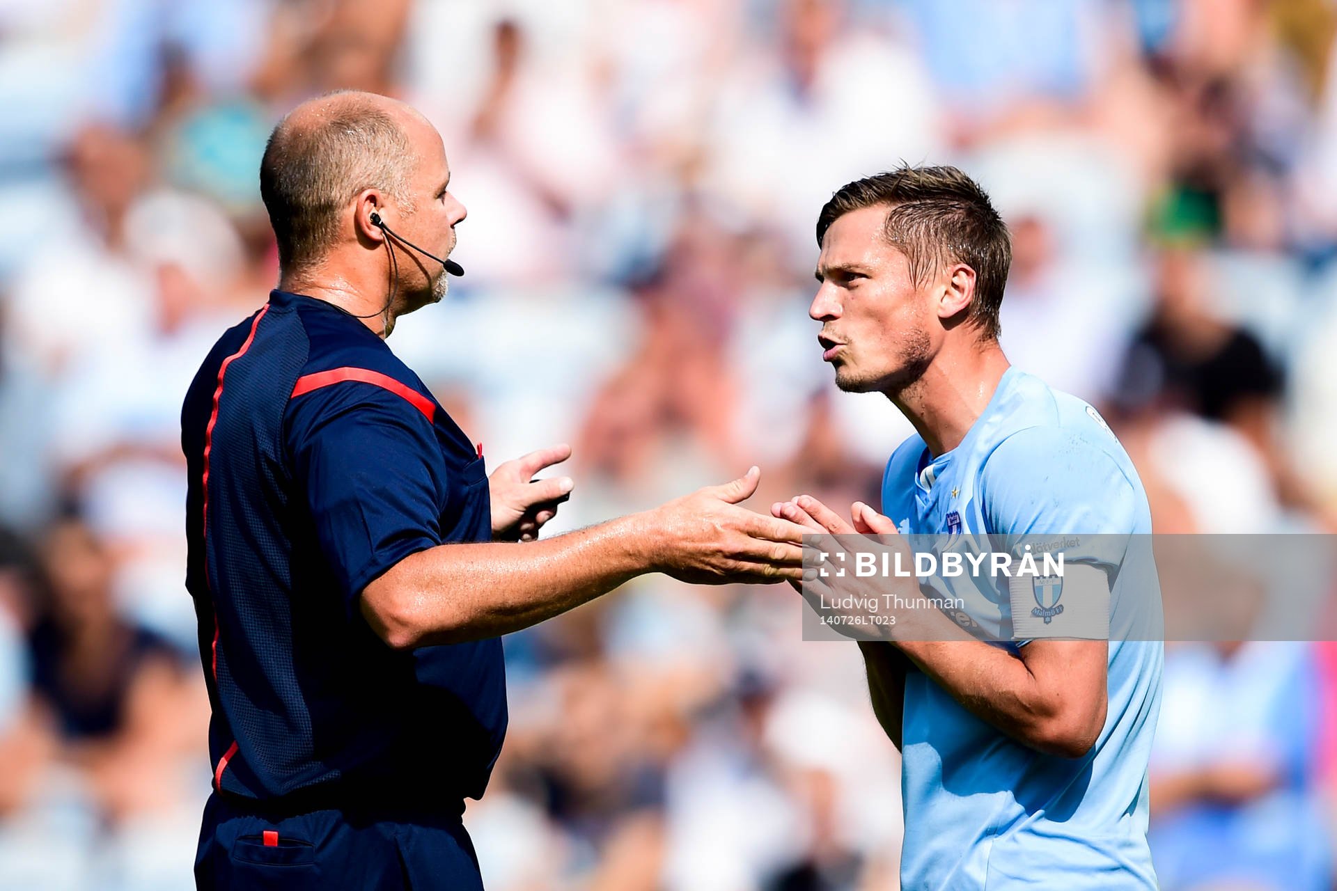 Malmö FFs Markus Rosenberg pratar med domare Martin Hansson