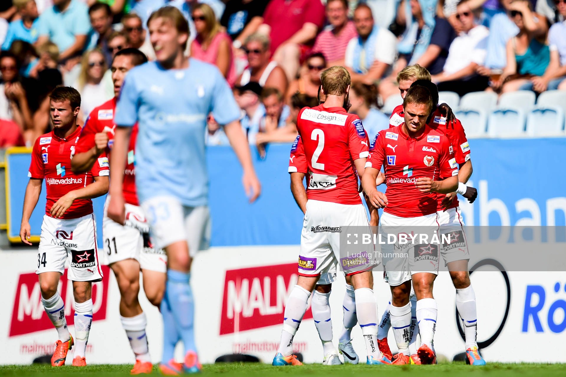 Malmö FFs Emil Forsberg deppar medan Kalmars spelare jublar