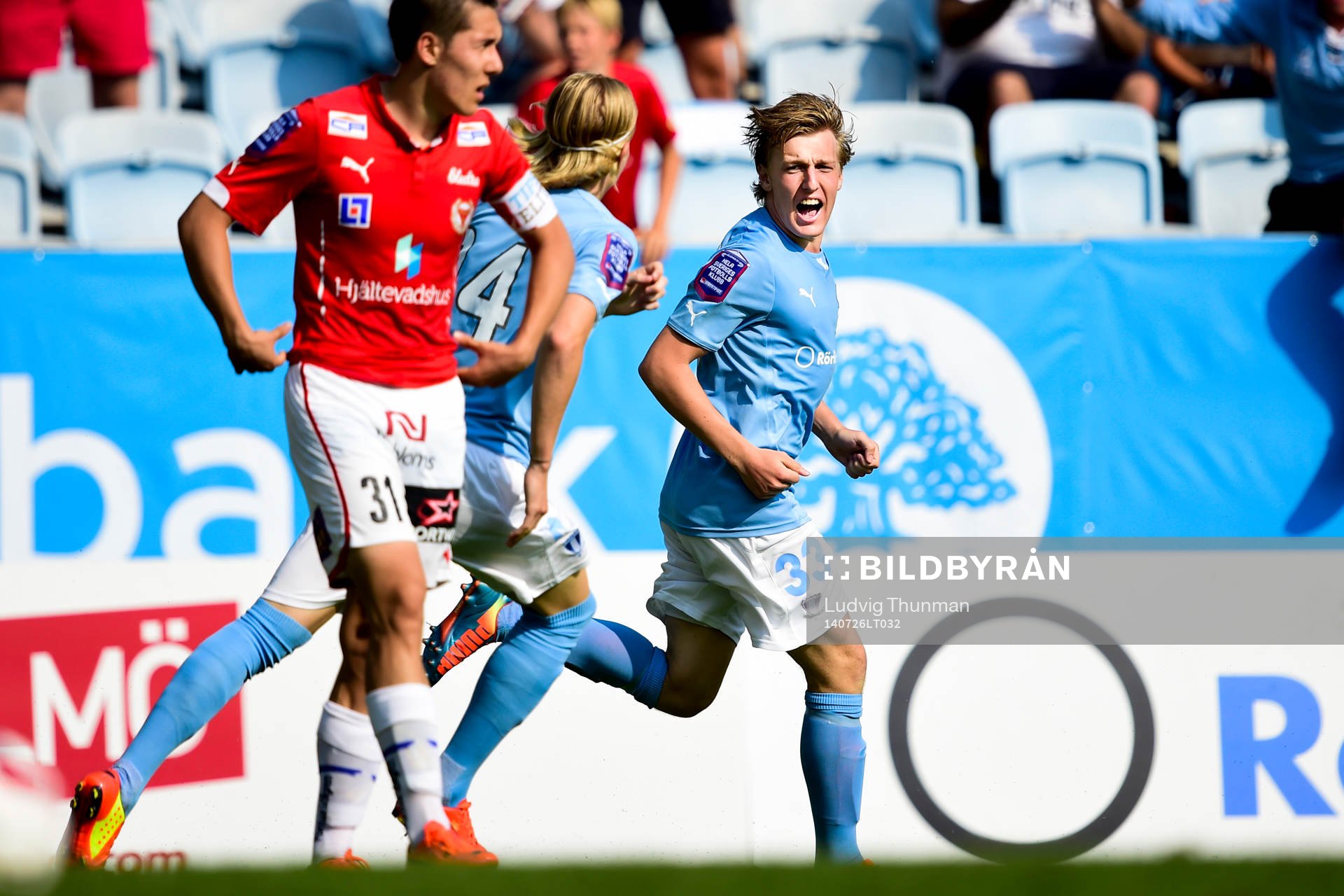 Malmö FFs Emil Forsberg jublar tillsammans med Simon Kroon efter 1-1 under matchen i Allsvenskan mellan Malmö FF och Kalmar den 26 juli 2014 i Malmö.