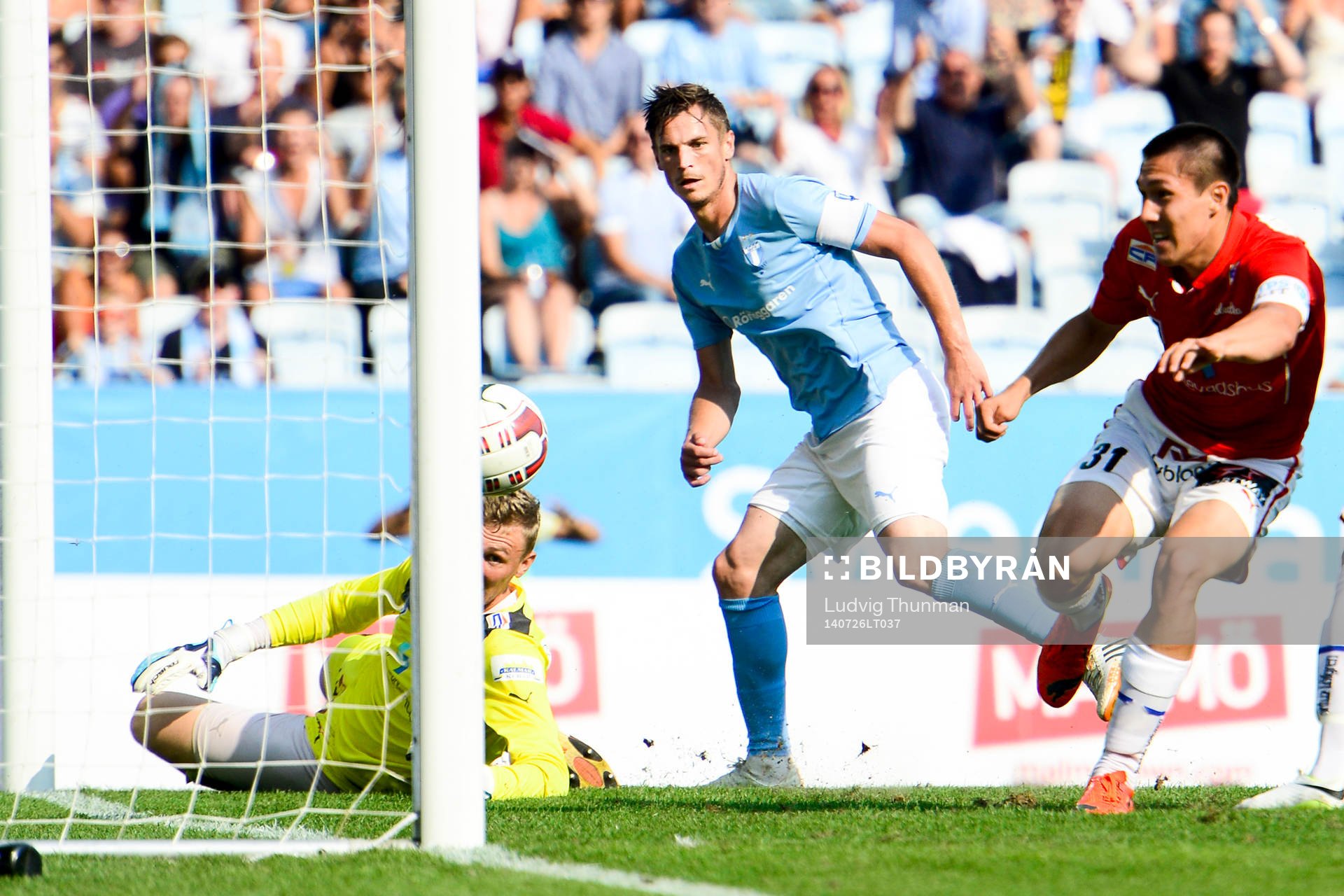 Malmö FFs Markus Rosenberg (m) ser 2-1 målet gå i mål