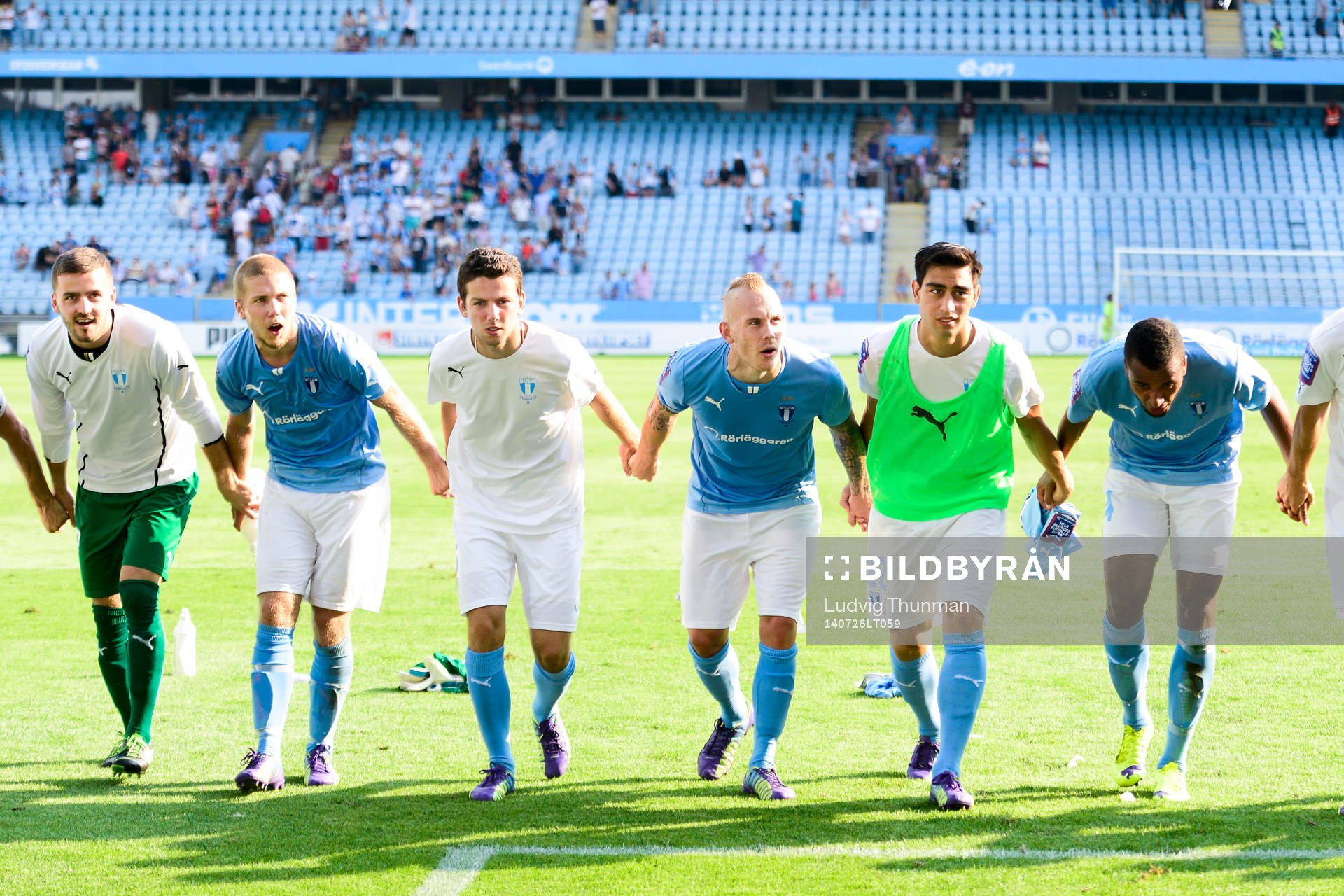 Malmö FFs spelare tackar publiken efter matchen i Allsvenskan mellan Malmö FF och Kalmar den 26 juli 2014 i Malmö. 