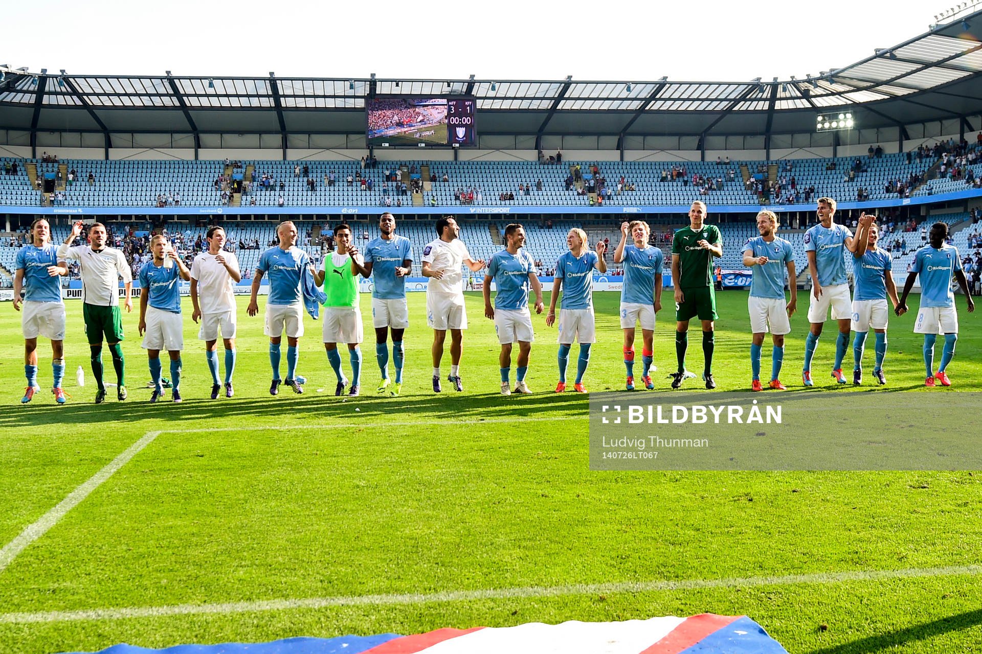 Malmö FFs spelare tackar publiken efter matchen i Allsvenskan mellan Malmö FF och Kalmar den 26 juli 2014 i Malmö. 