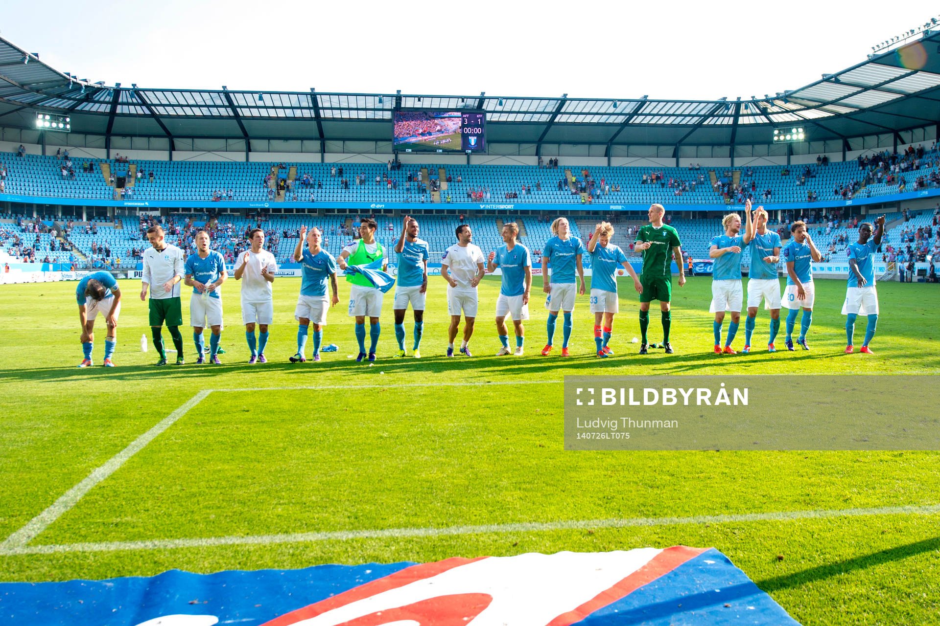 Malmö FFs spelare hoppar med klackens sång