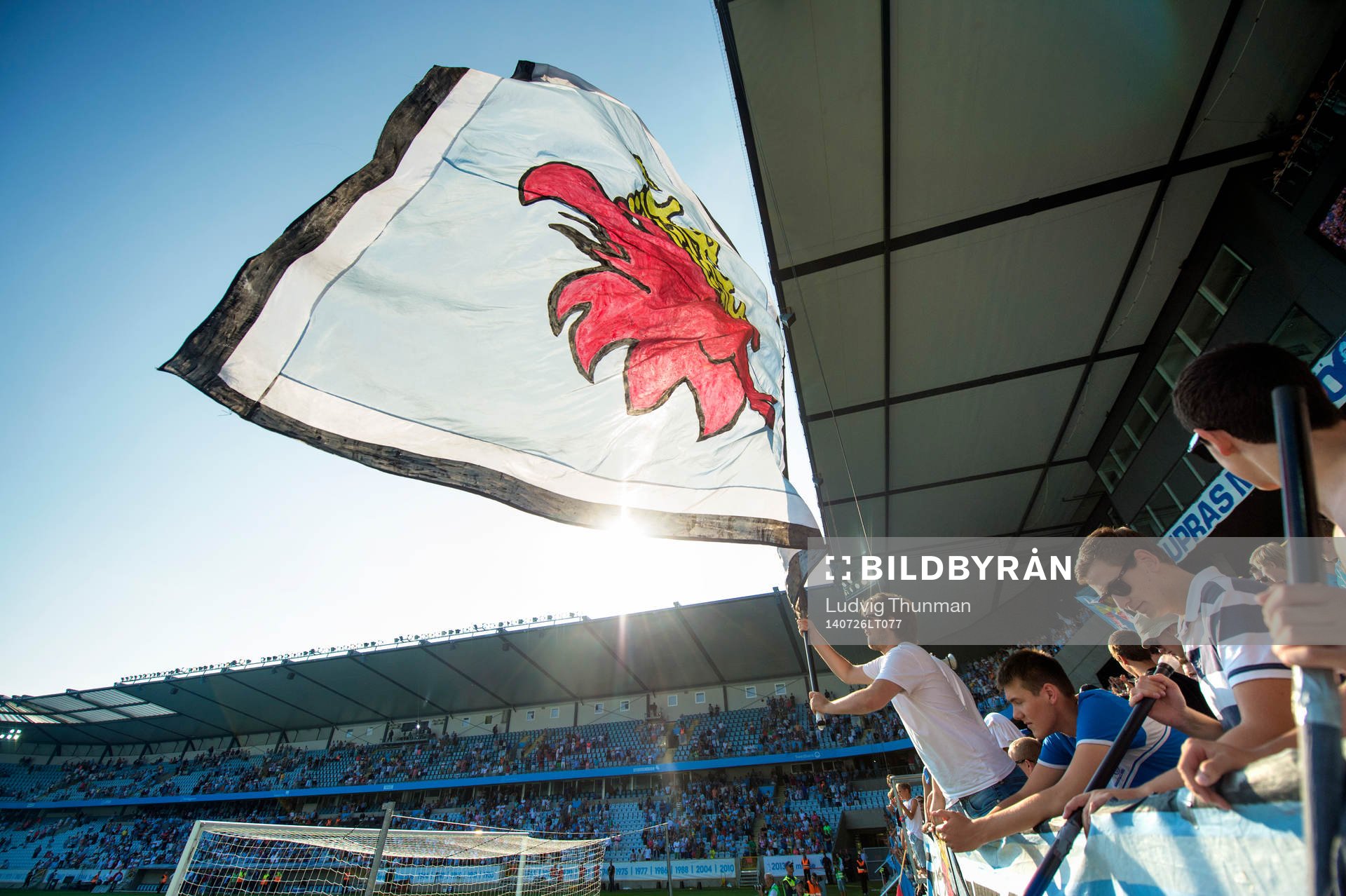 En supporter vajar med en flagga med