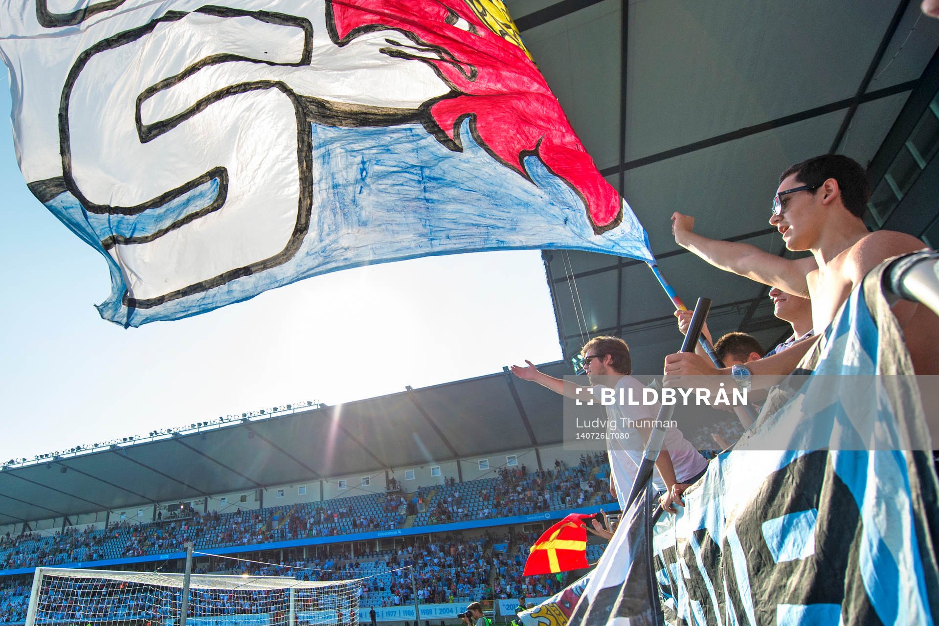 En supporter vajar med en flagga med