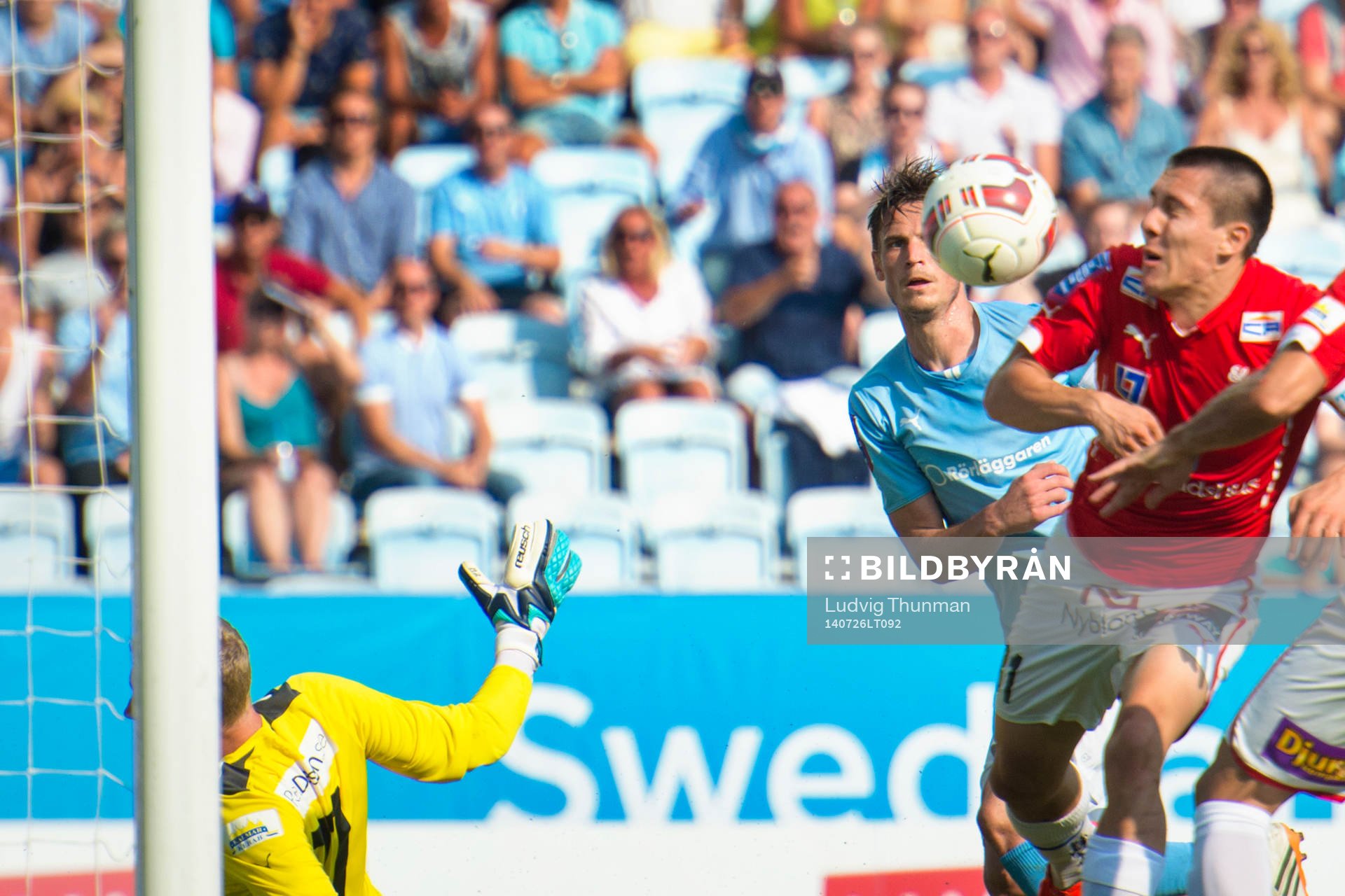 Malmö FFs Markus Rosenberg ser Kalmars Sebastian Ramhorn